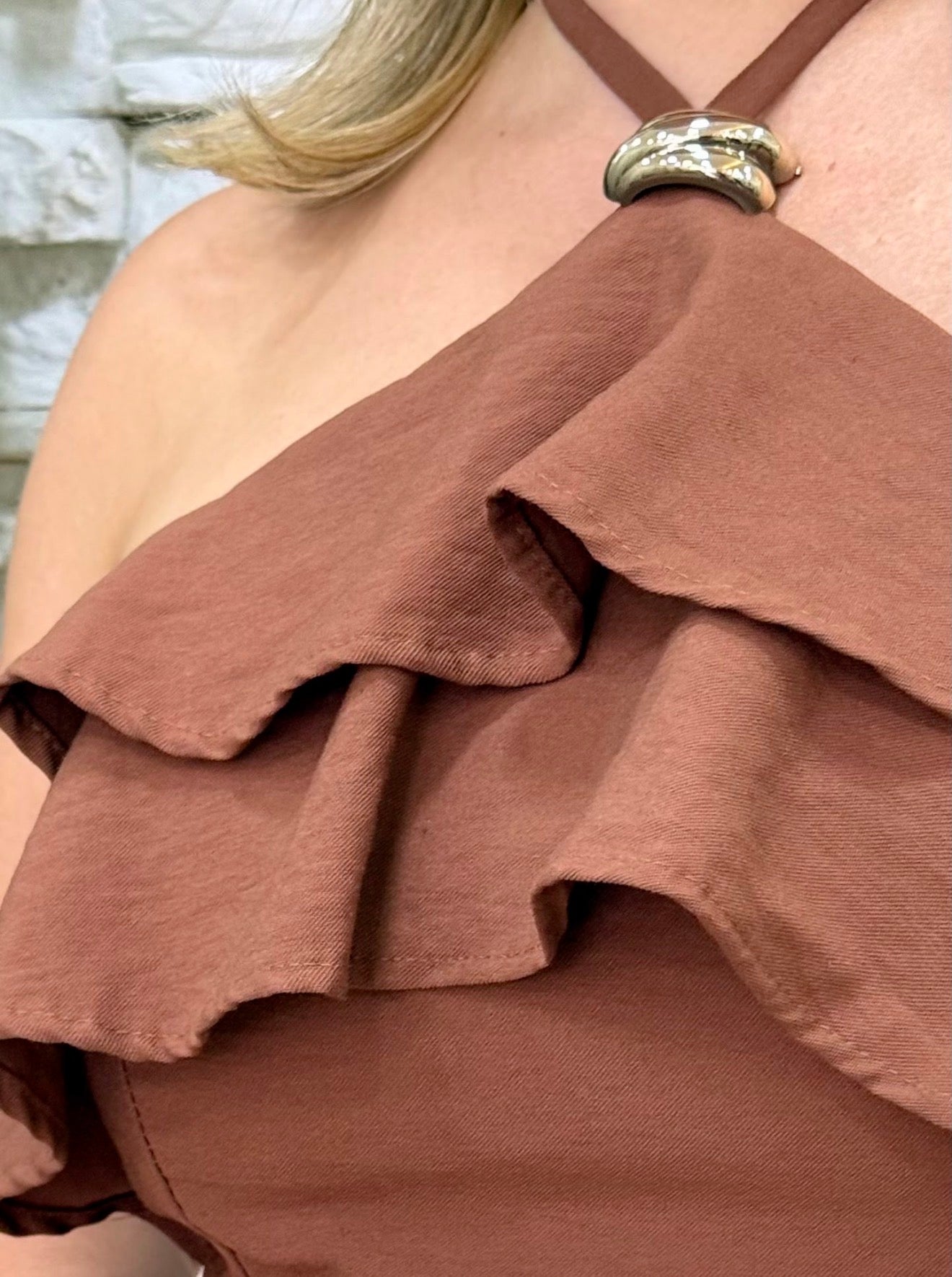 Macaquinho Marrant Elegance – Babado Metal Chic