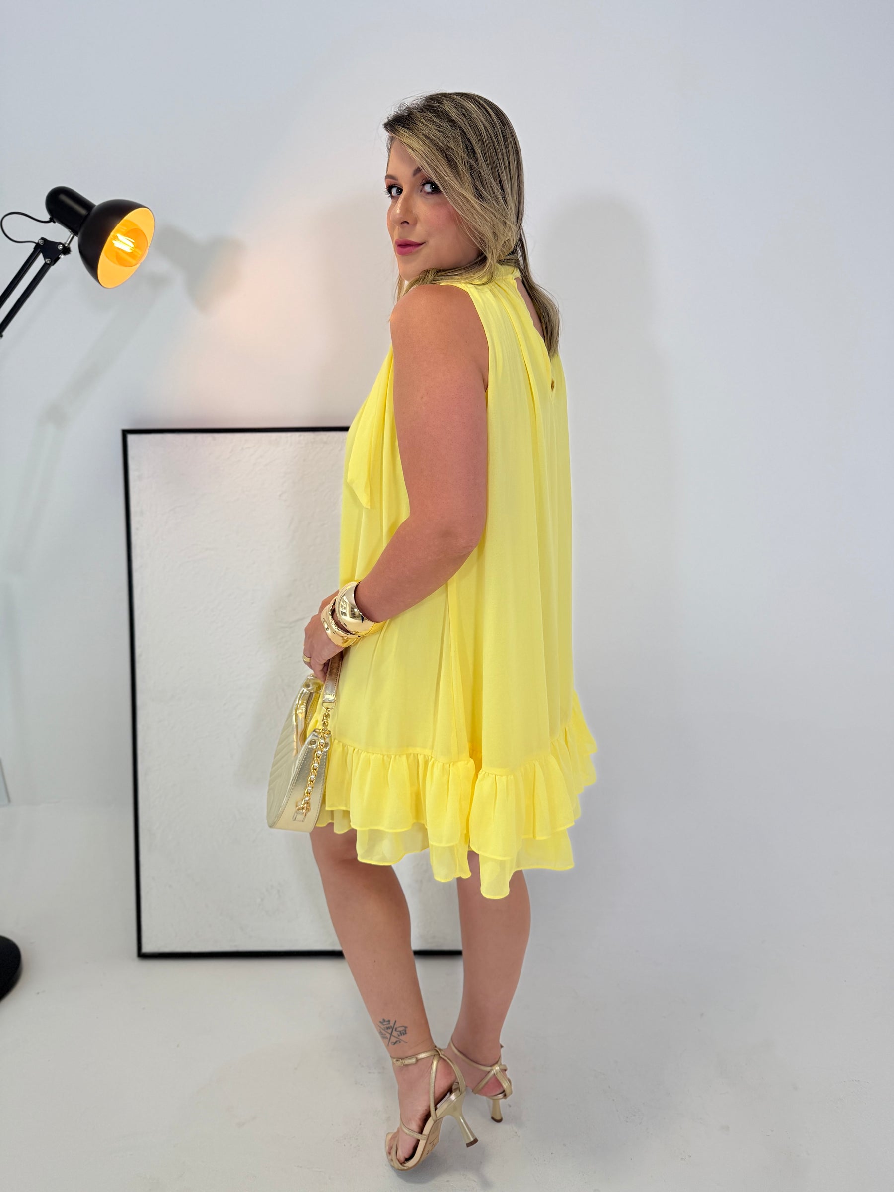 Vestido Aurora Amarelo- Midi com balanço perfeito e fluidez natural