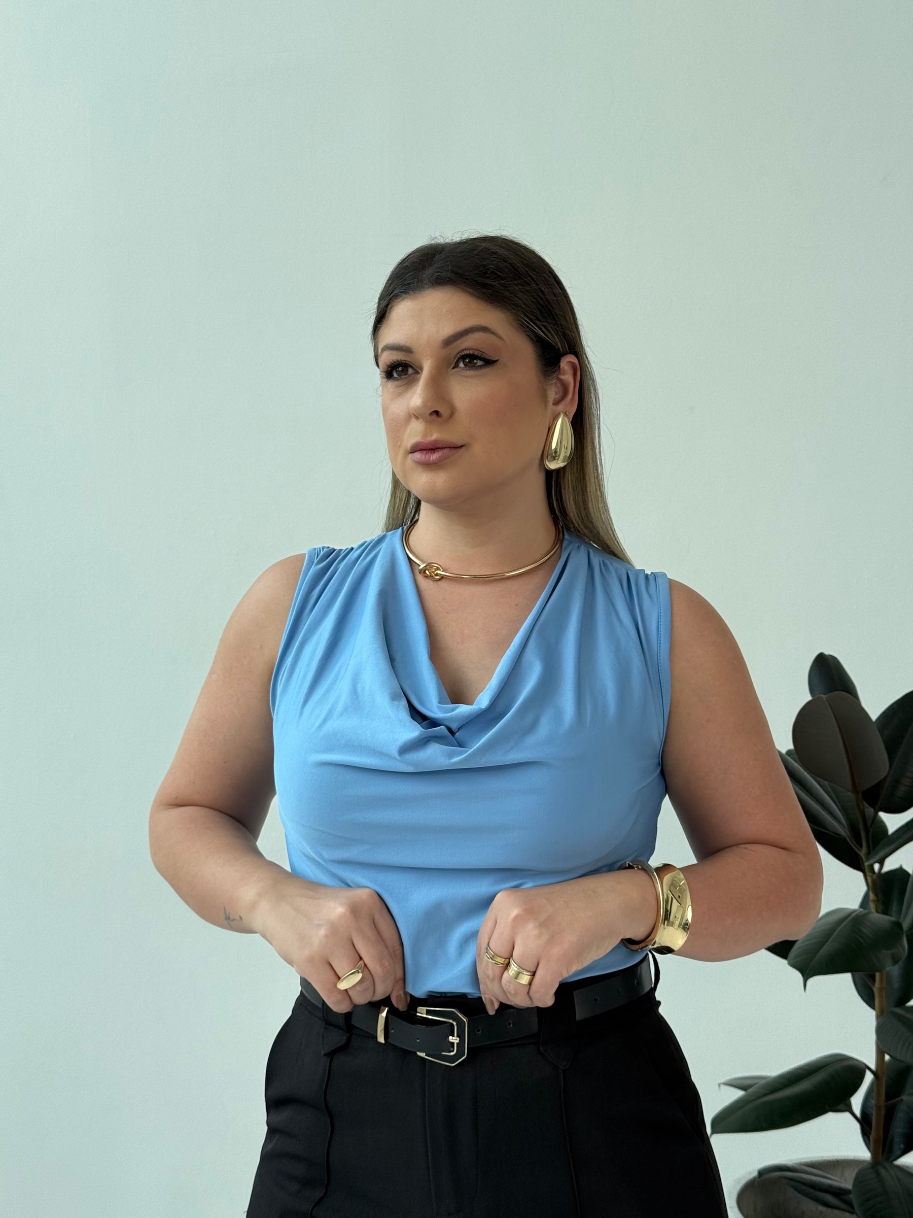 Blusa Roberta Azul – Elegância e Conforto em um Design Drapeado