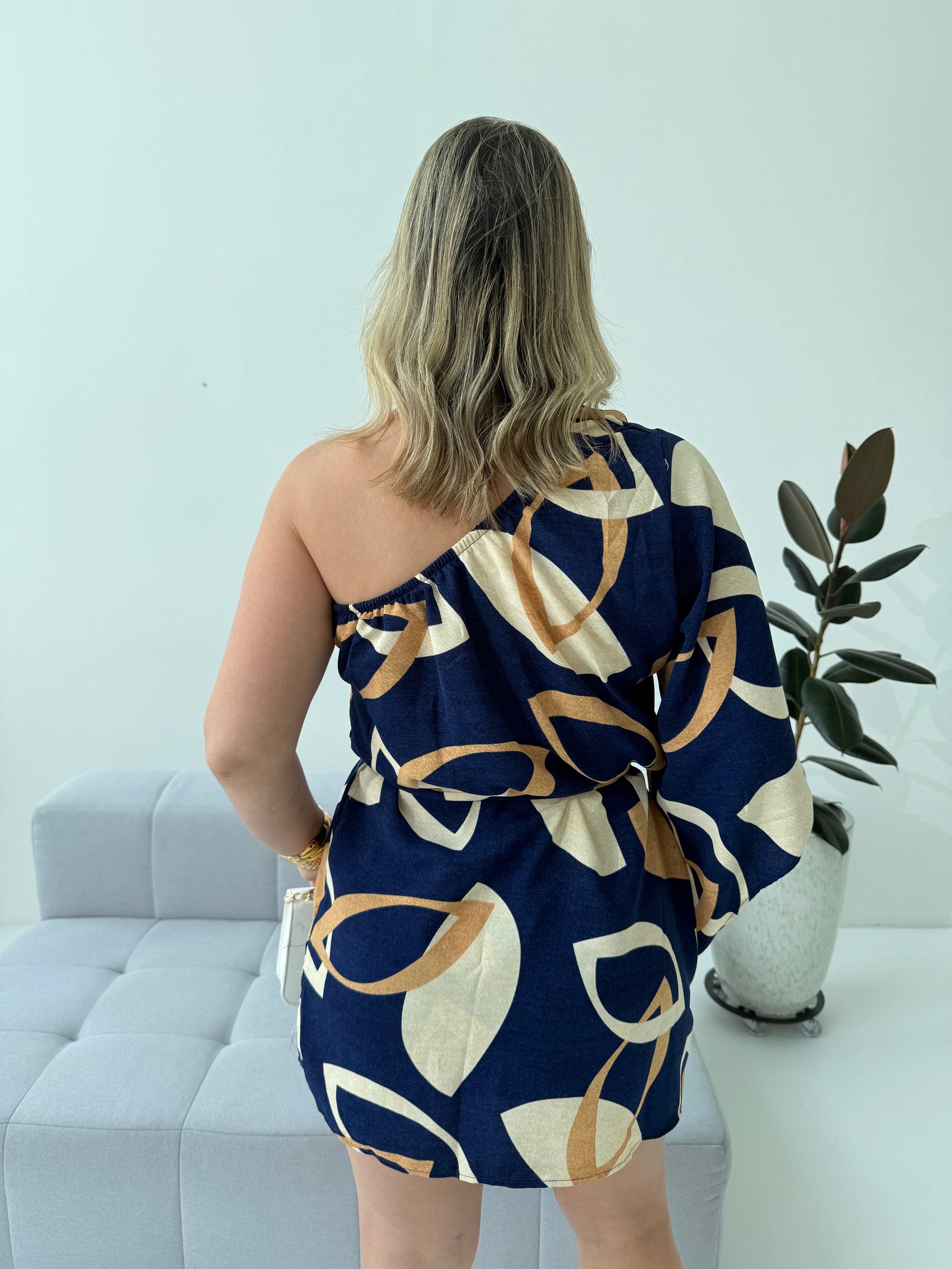 Macaquinho Aline Azul Escuro – Sofisticação e Conforto em um Look Atemporal