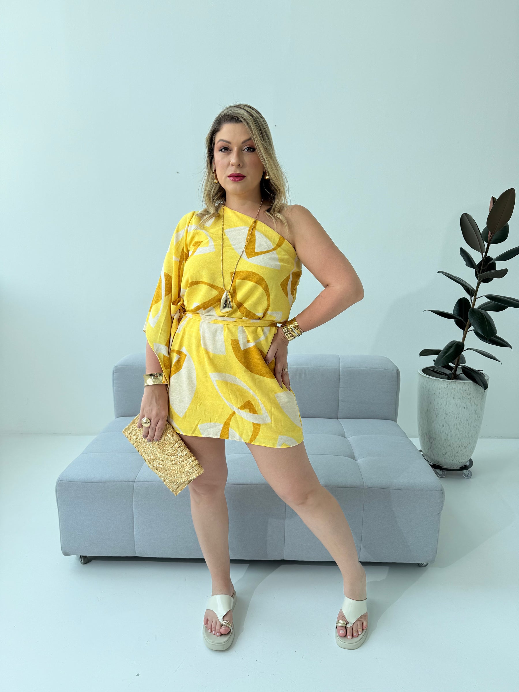 Macaquinho Aline Amarelo – Leveza, Conforto e Alegria em Cada Detalhe