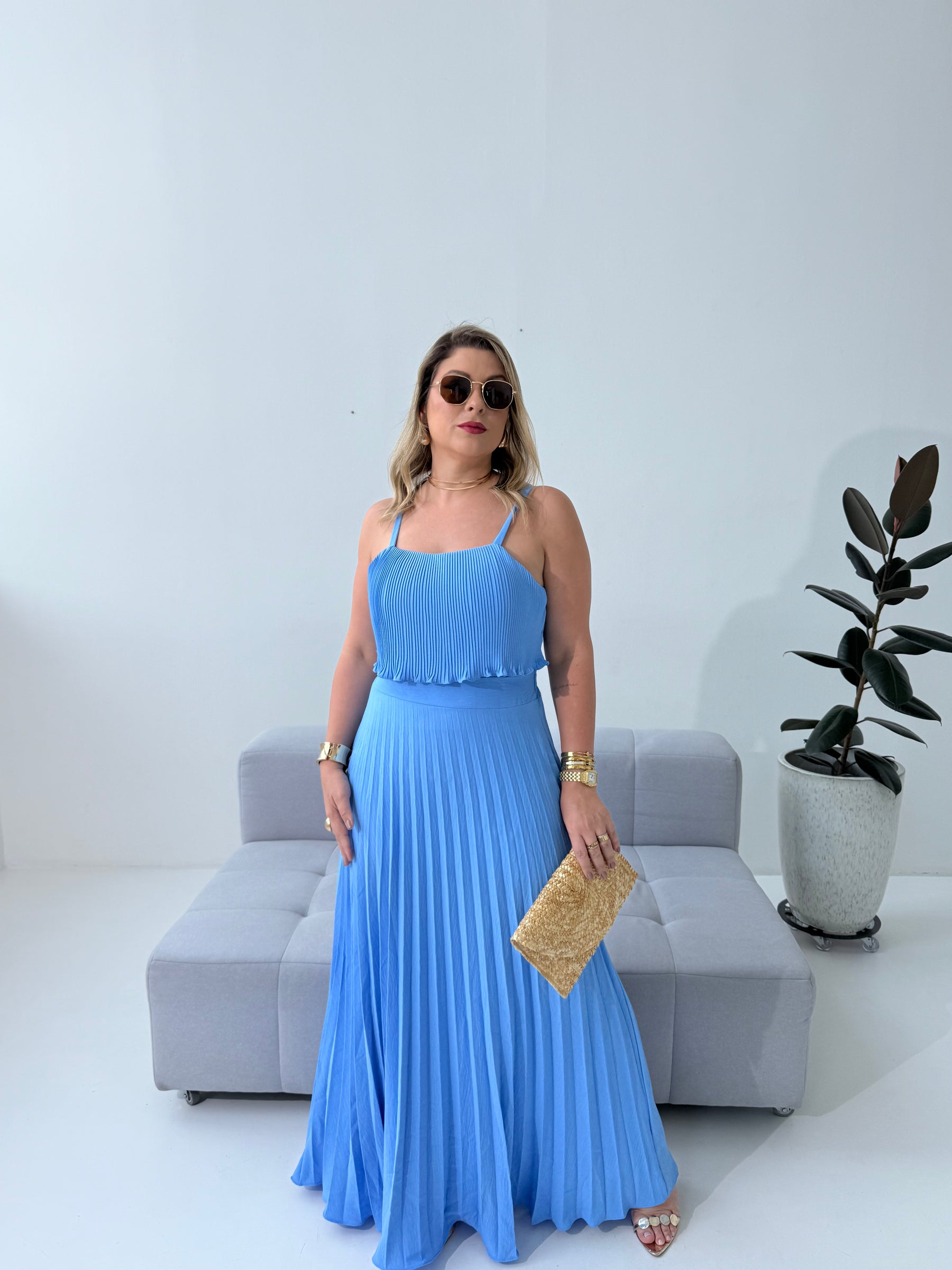 Vestido Plissado Larissa Azul – Leveza e Sofisticação com Movimento Natural