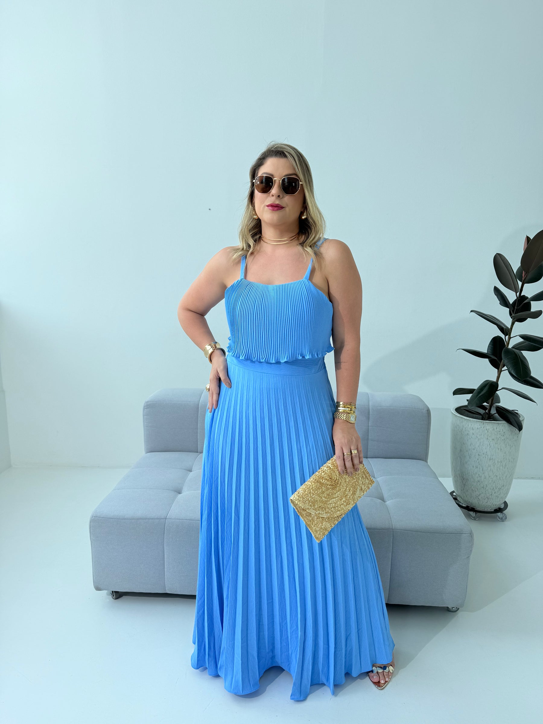 Vestido Plissado Larissa Azul – Leveza e Sofisticação com Movimento Natural
