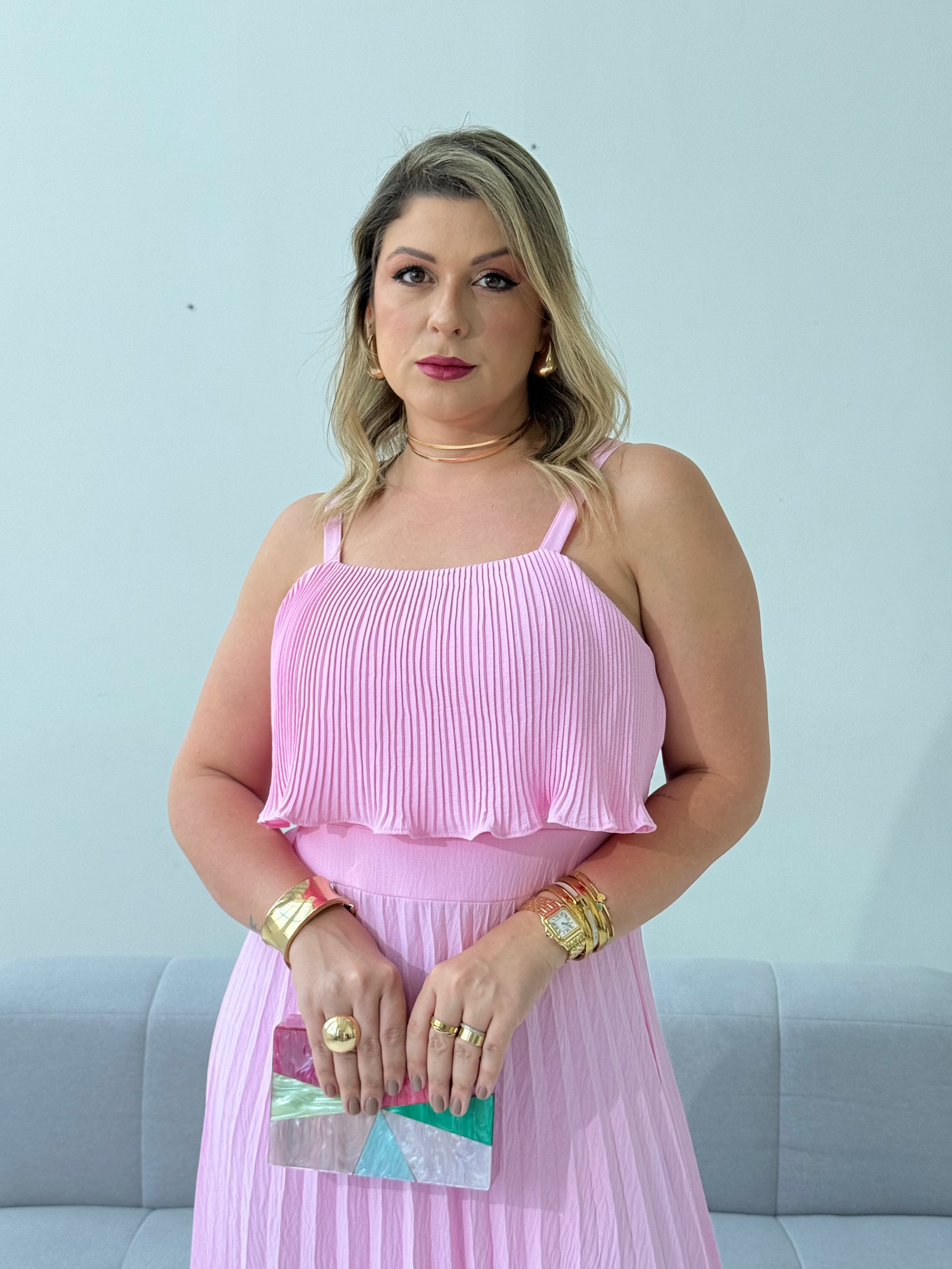 Vestido Plissado Larissa Rosa – Delicadeza, Sofisticação e Movimento em Cada Detalhe