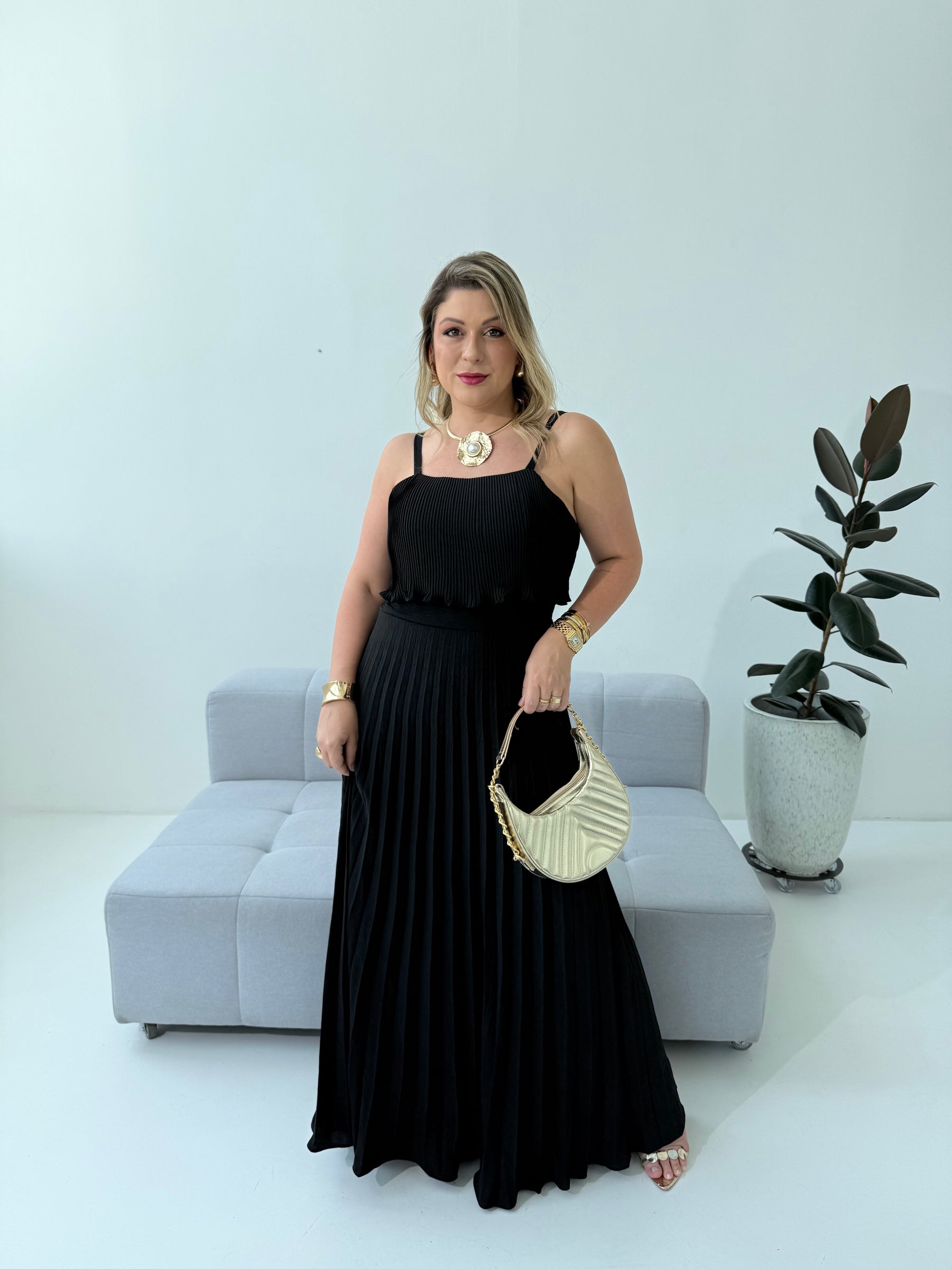 Vestido Plissado Larissa Preto – Sofisticação e Elegância Atemporal