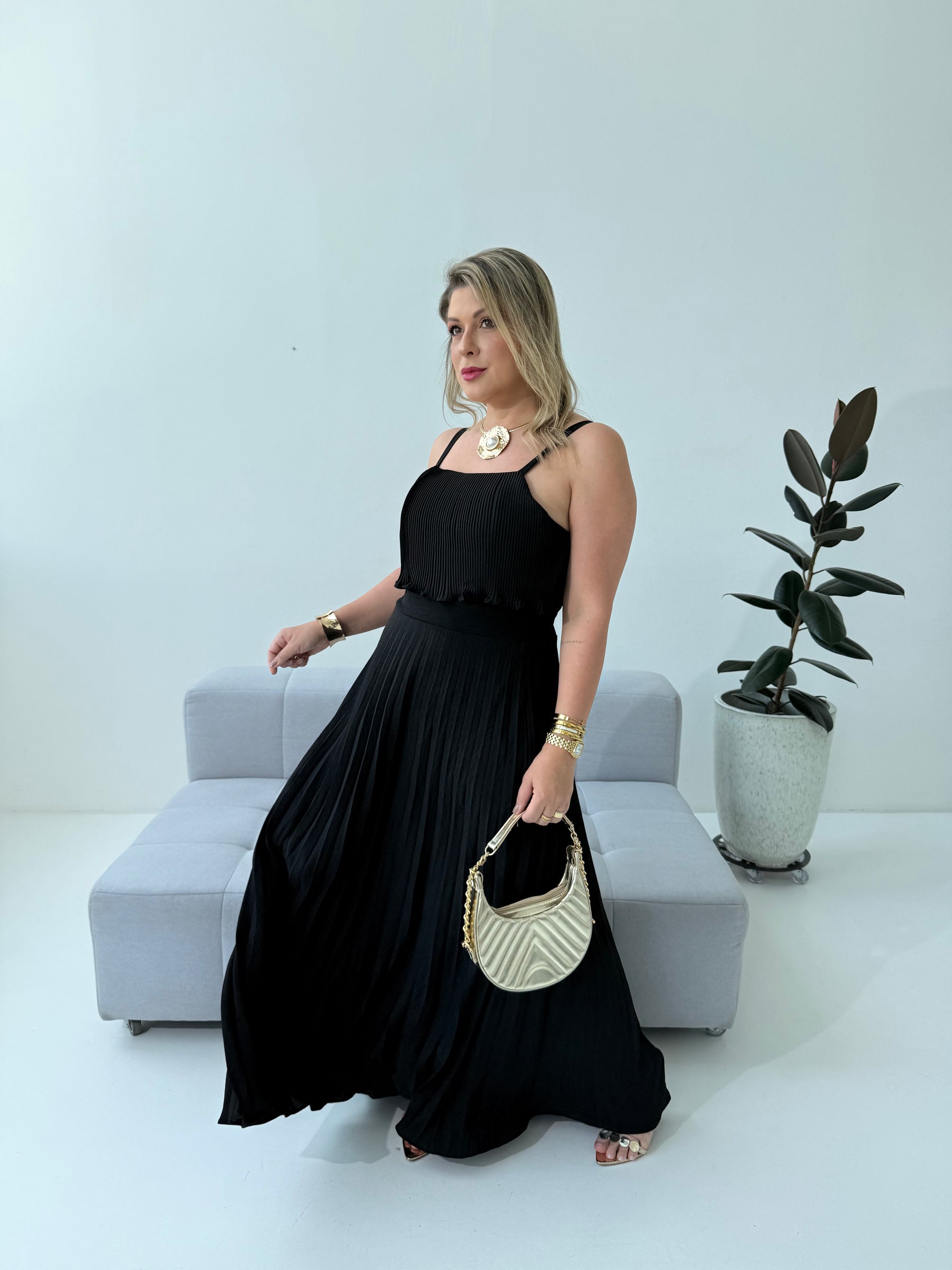 Vestido Plissado Larissa Preto – Sofisticação e Elegância Atemporal