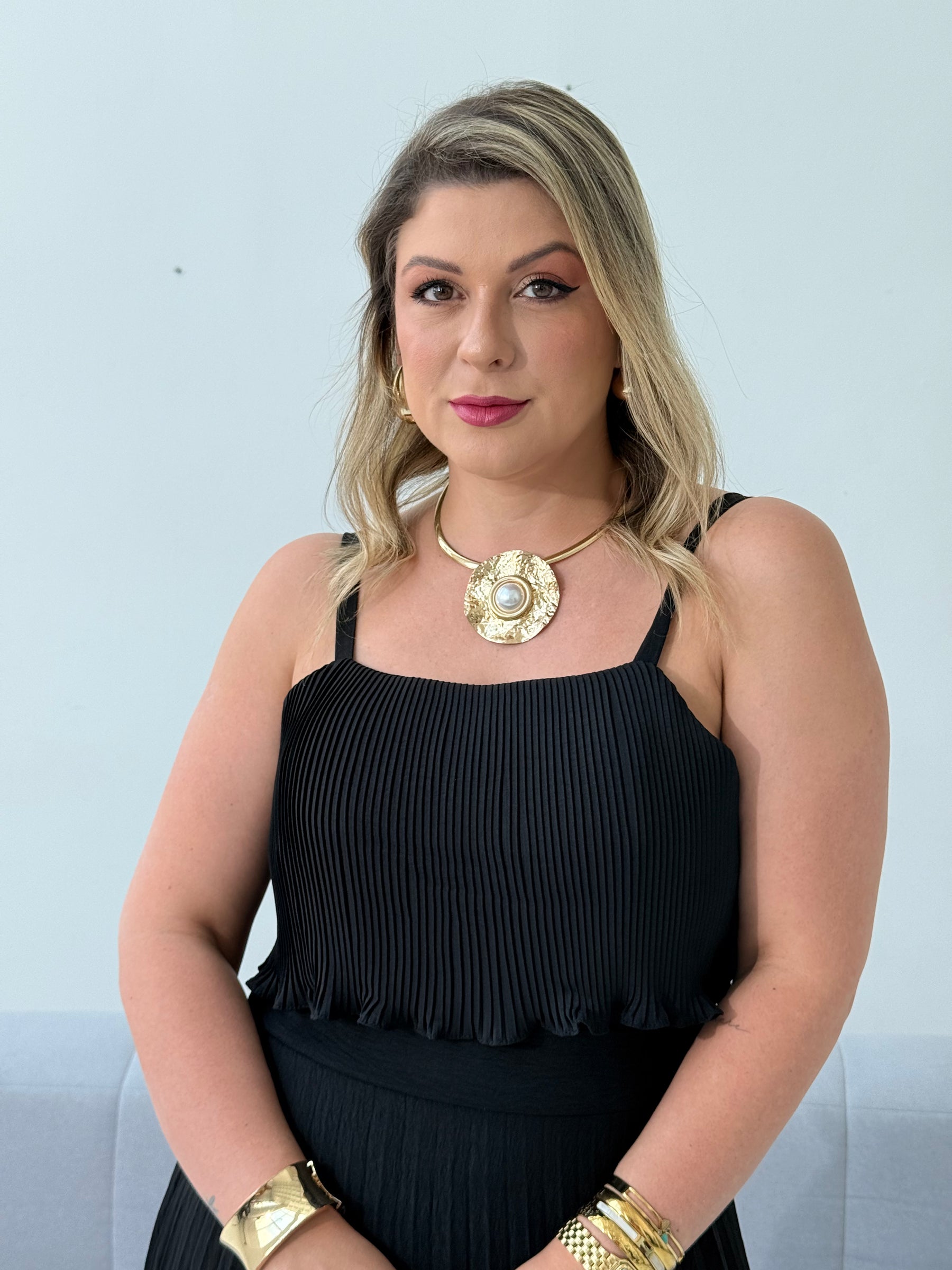 Vestido Plissado Larissa Preto – Sofisticação e Elegância Atemporal
