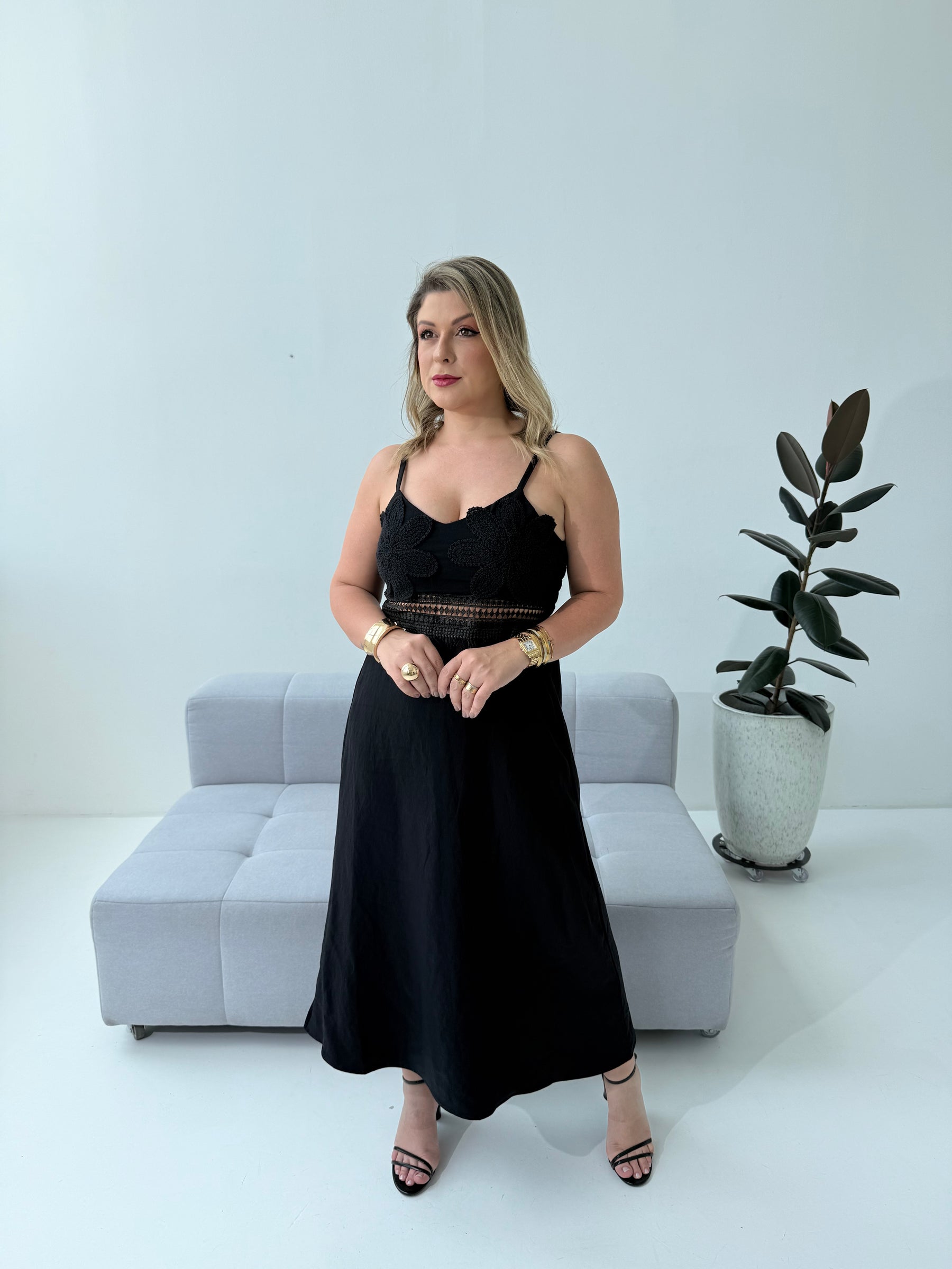 Vestido Carina Crochê Preto – Elegância Artesanal em Cada Detalhe