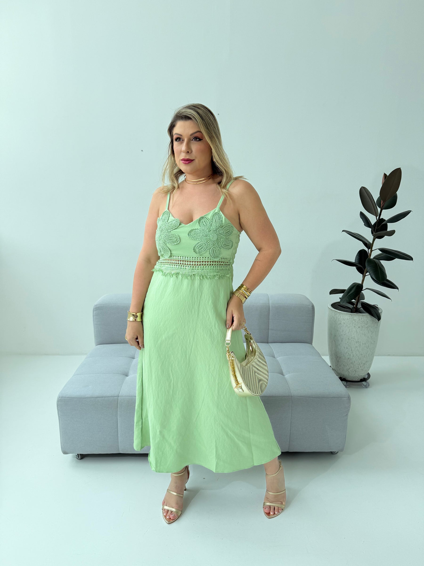 Vestido Carina Crochê Verde – Sofisticação e Frescor com Caimento Impecável