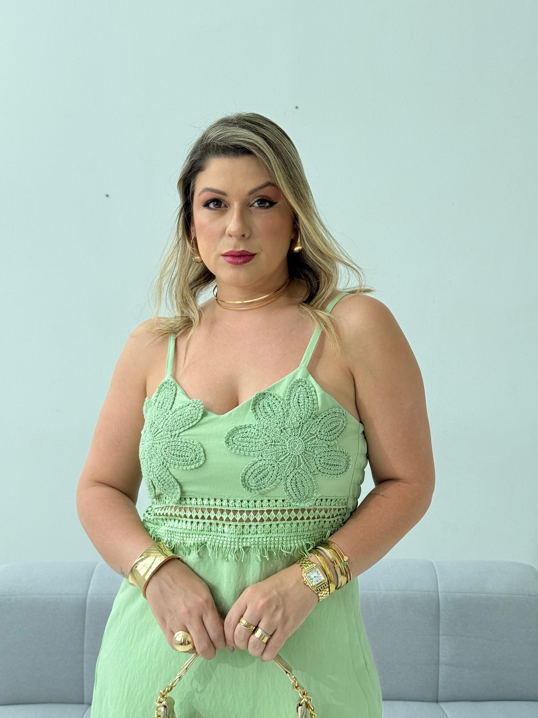 Vestido Carina Crochê Verde – Sofisticação e Frescor com Caimento Impecável