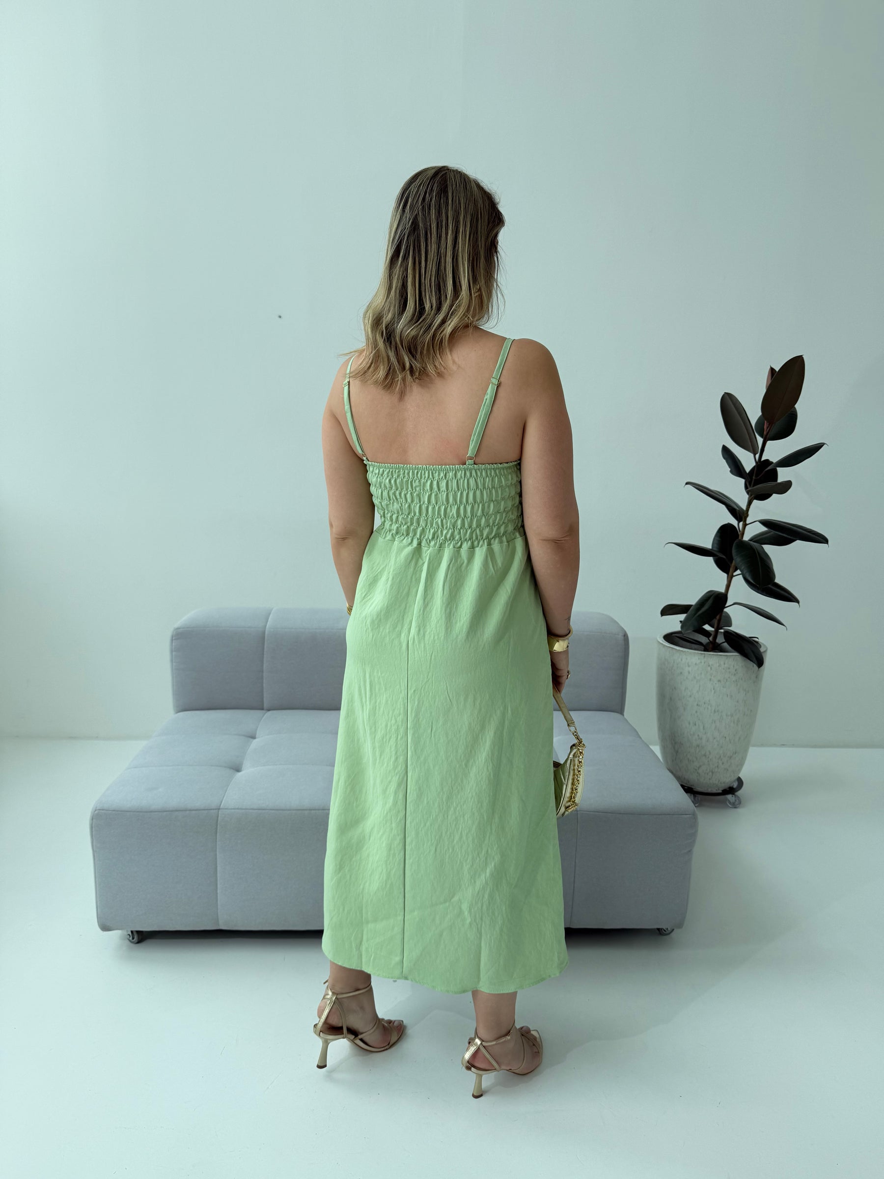 Vestido Carina Crochê Verde – Sofisticação e Frescor com Caimento Impecável
