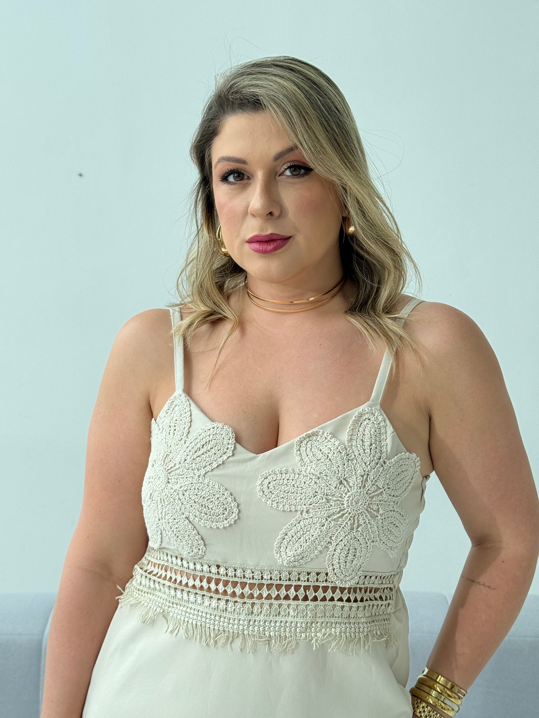 Vestido Carina Crochê Nudê – Delicadeza e Elegância no Estilo Midi