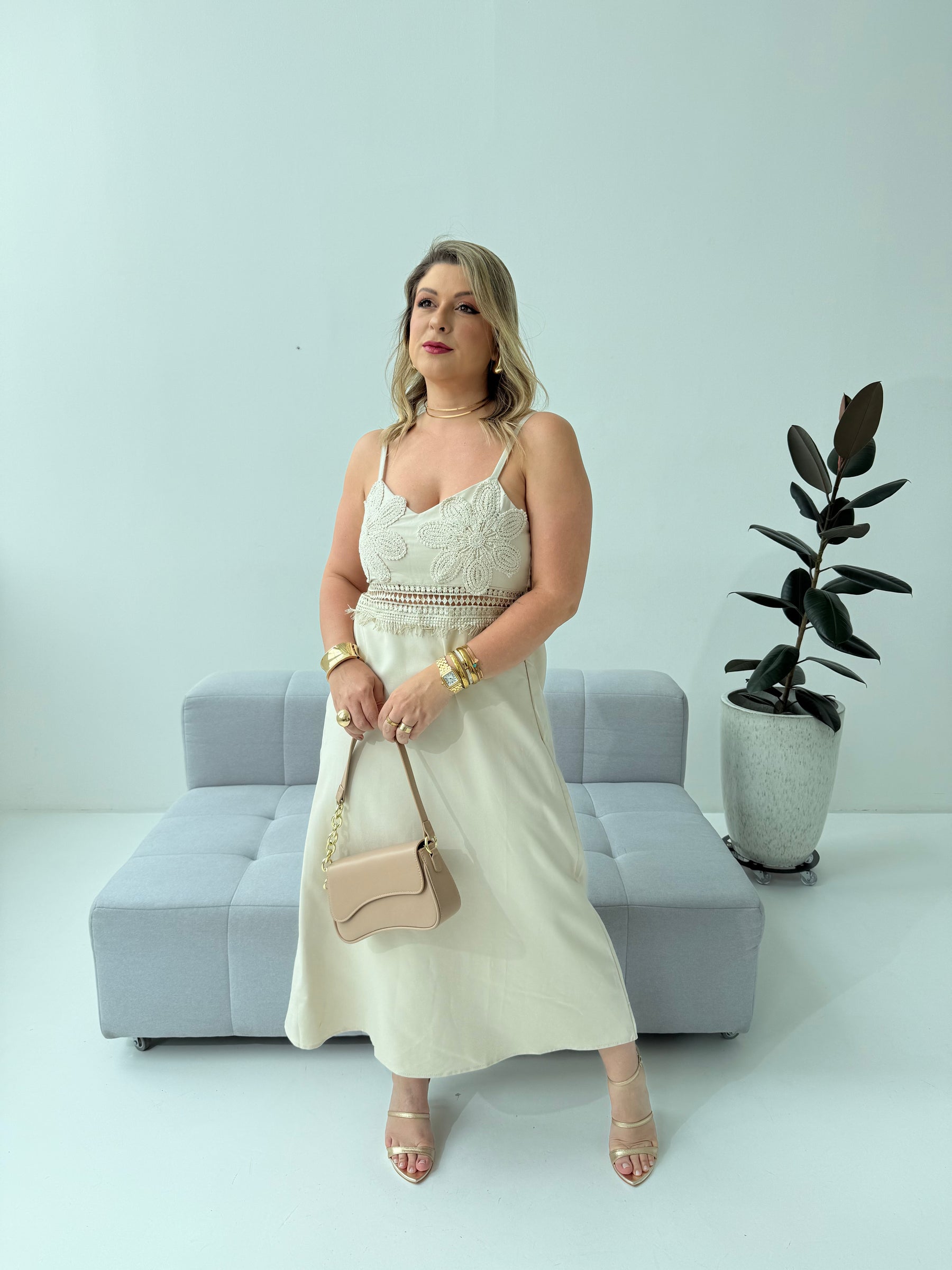 Vestido Carina Crochê Nudê – Delicadeza e Elegância no Estilo Midi