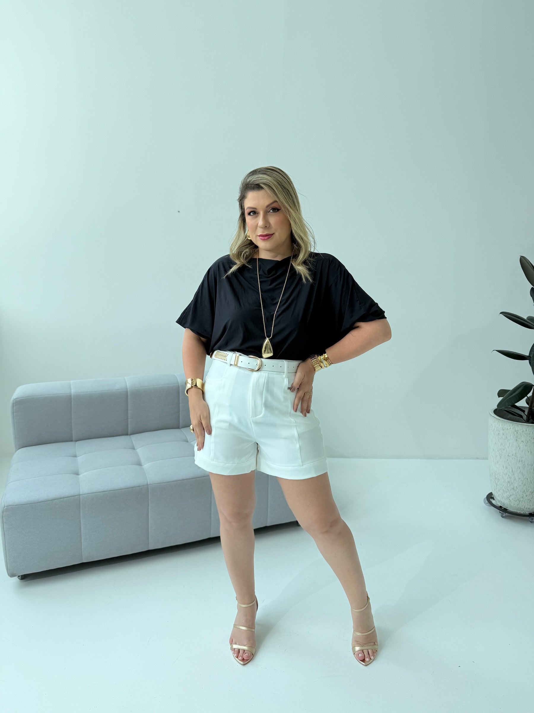 Blusa Morcego Preto – Elegância Atemporal e Conforto Sofisticado