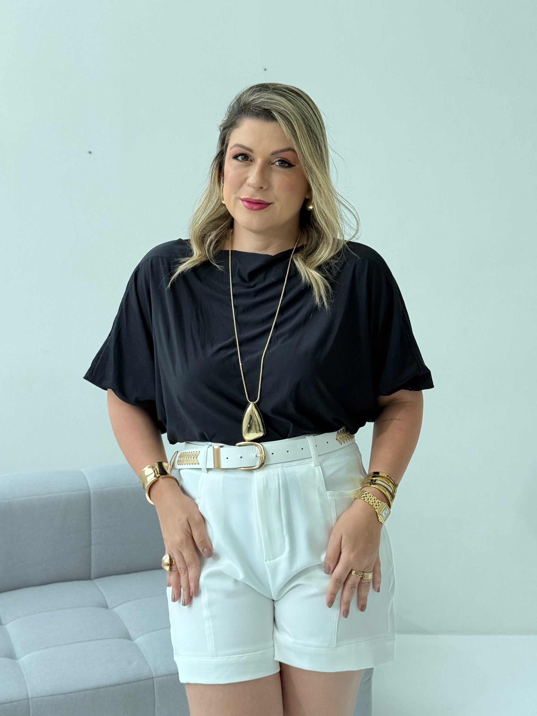 Blusa Morcego Preto – Elegância Atemporal e Conforto Sofisticado