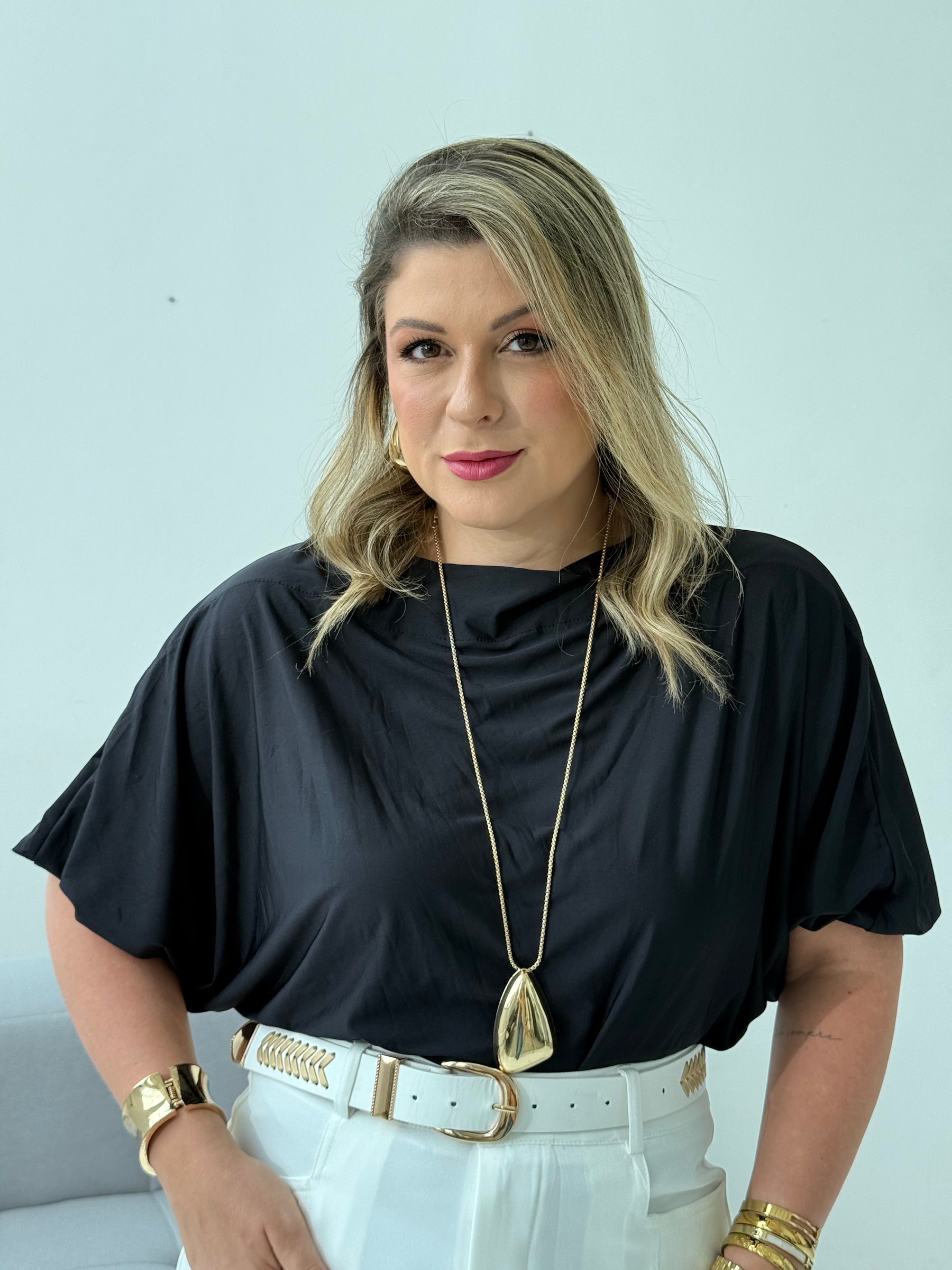 Blusa Morcego Preto – Elegância Atemporal e Conforto Sofisticado