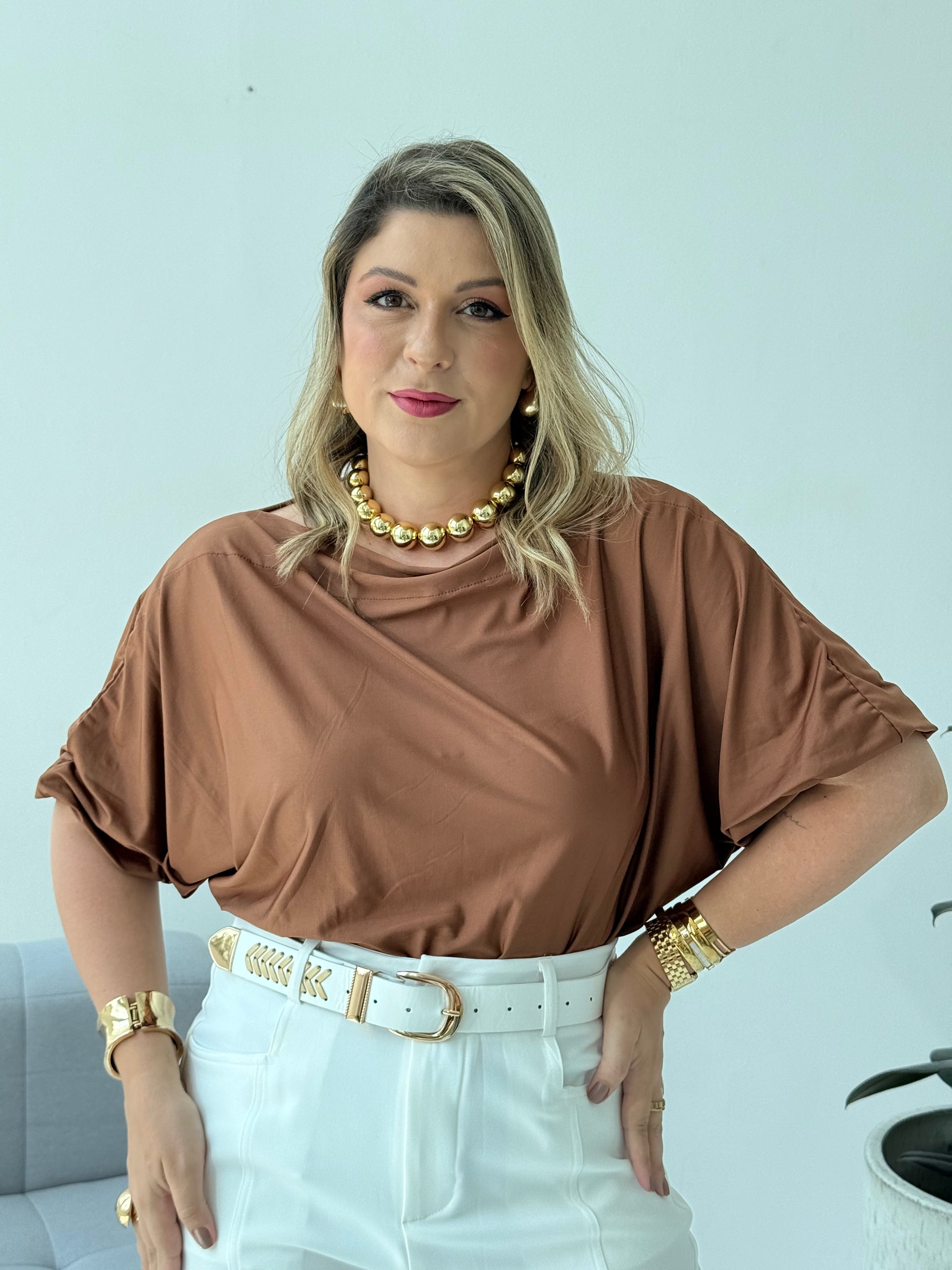 Blusa Morcego Marrom – Sofisticação e Conforto com Toque Contemporâneo