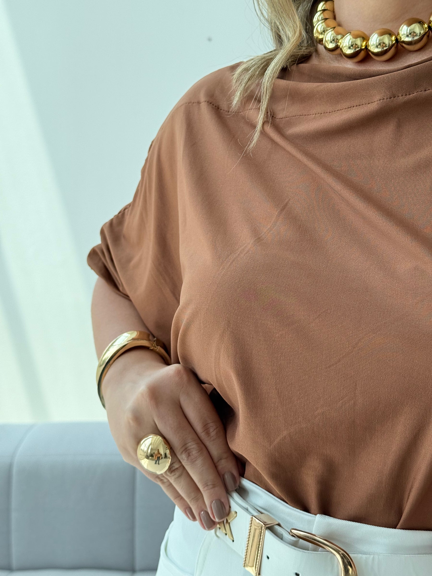 Blusa Morcego Marrom – Sofisticação e Conforto com Toque Contemporâneo