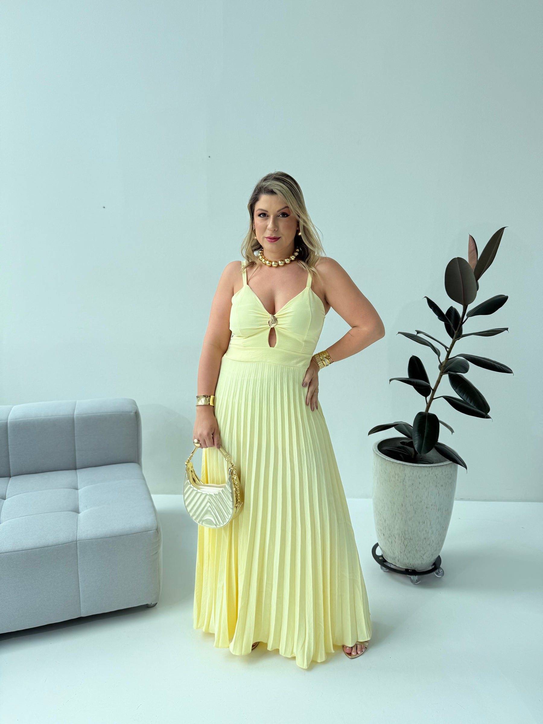 Vestido Plissado Safira Amarelo – Sofisticação e Leveza com Toque Solar