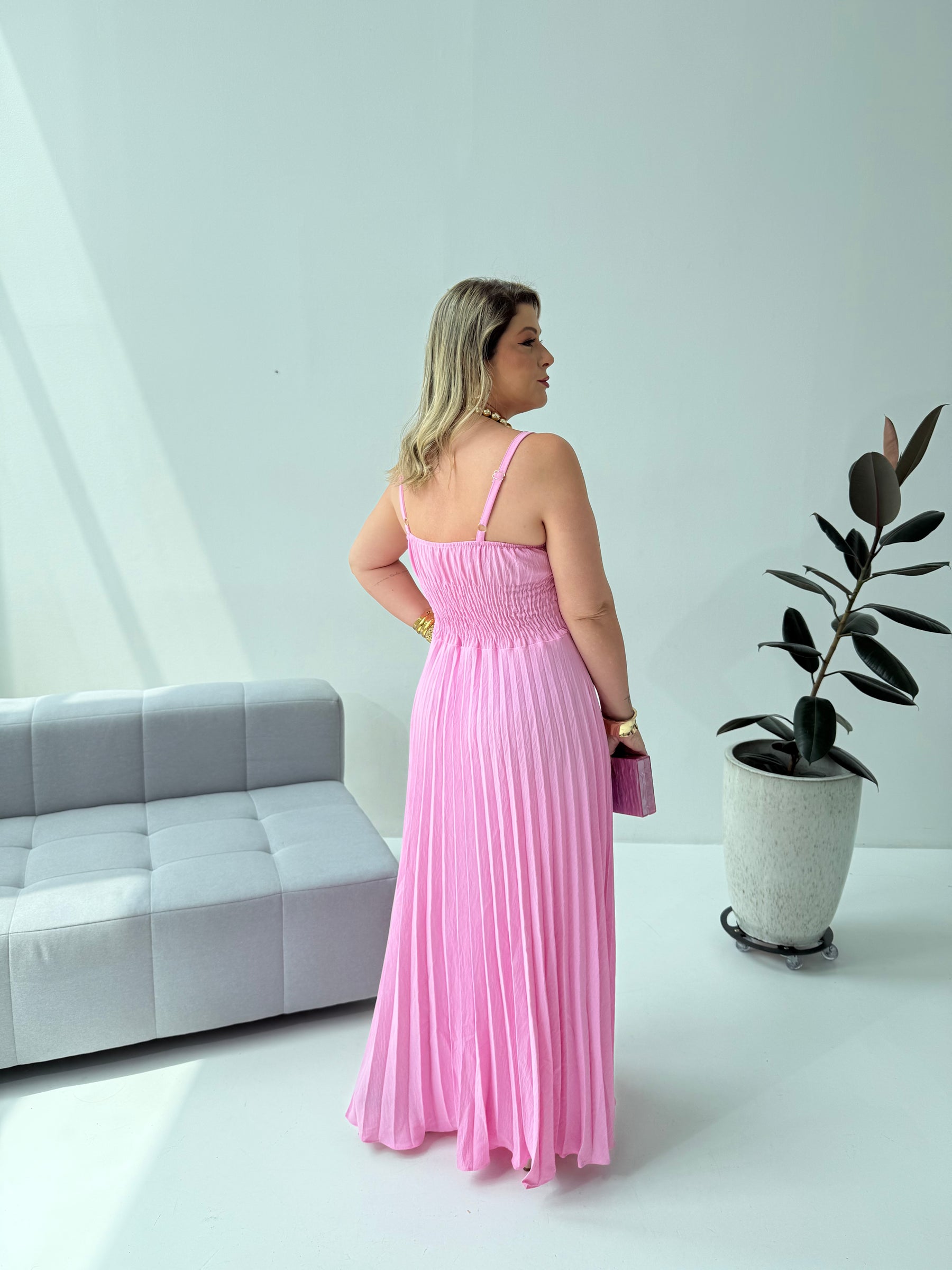 Vestido Plissado Safira Rosa – Romantismo e Elegância em Cada Movimento