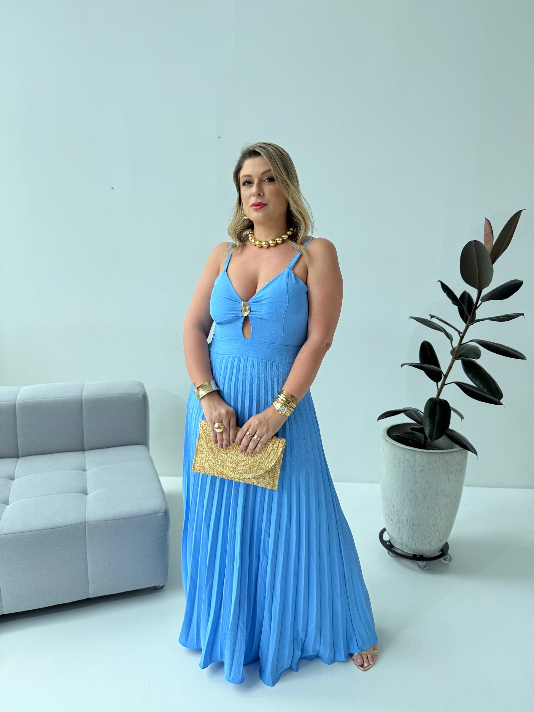 Vestido Plissado Safira Azul – Sofisticação e Movimento em Cada Detalhe