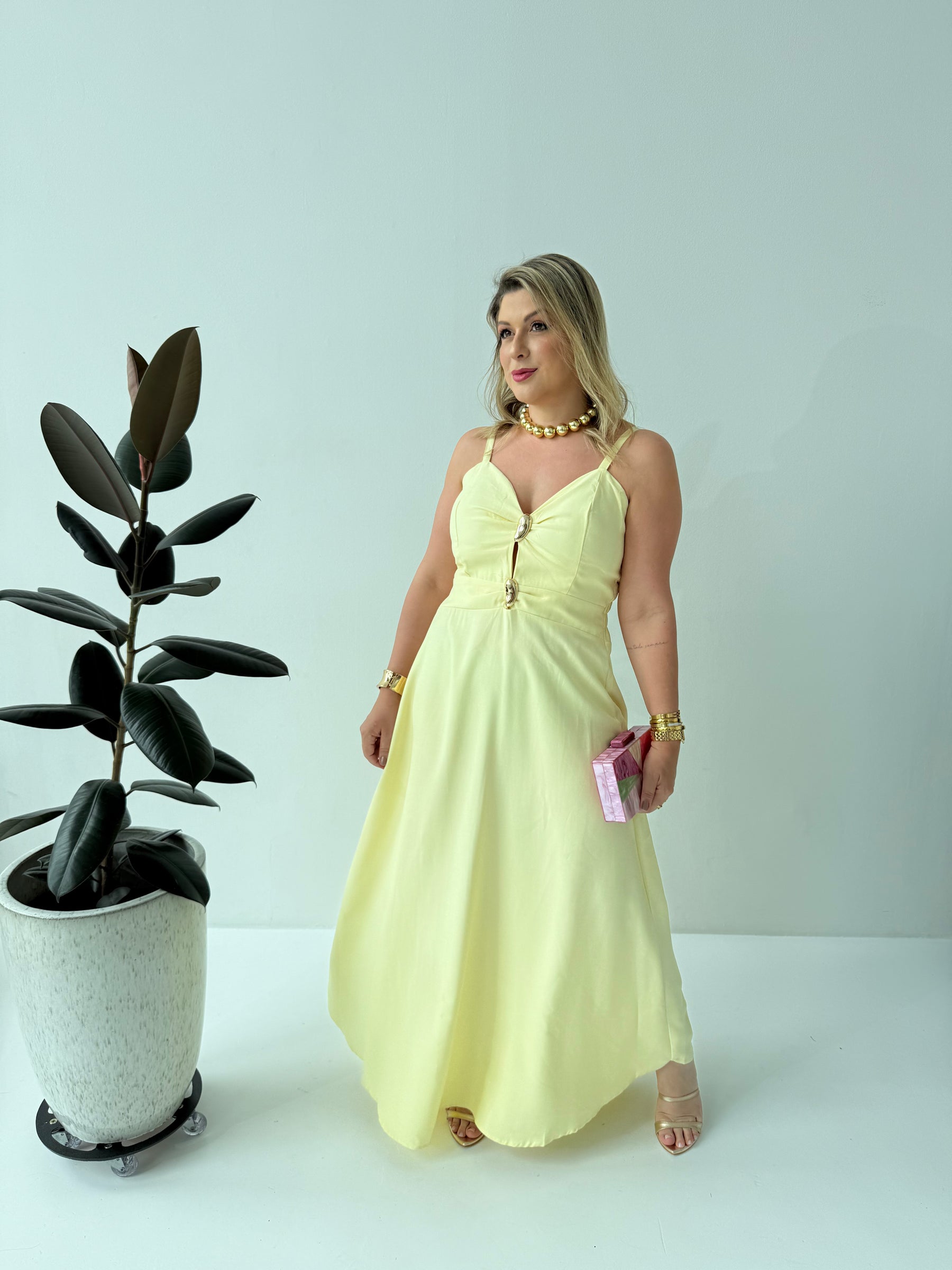 Vestido Tânia Amarelo – Leveza e Elegância com Toque de Sol