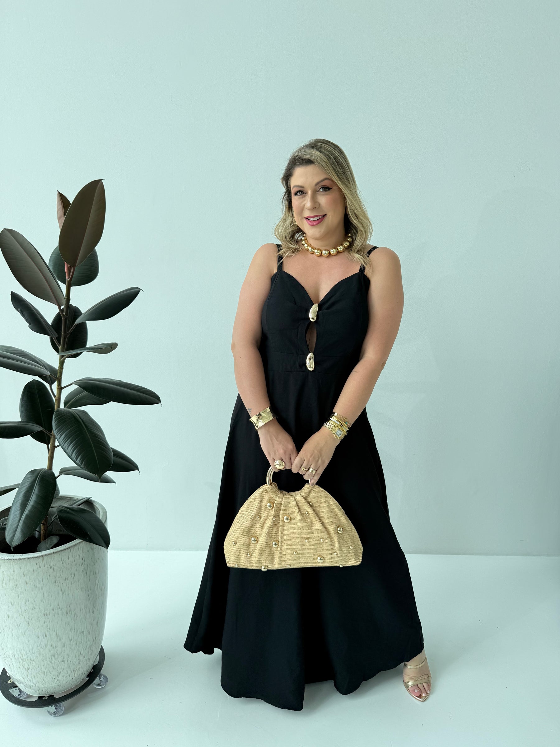 Vestido Tânia Preto – Sofisticação e Ajuste Perfeito em Cada Detalhe
