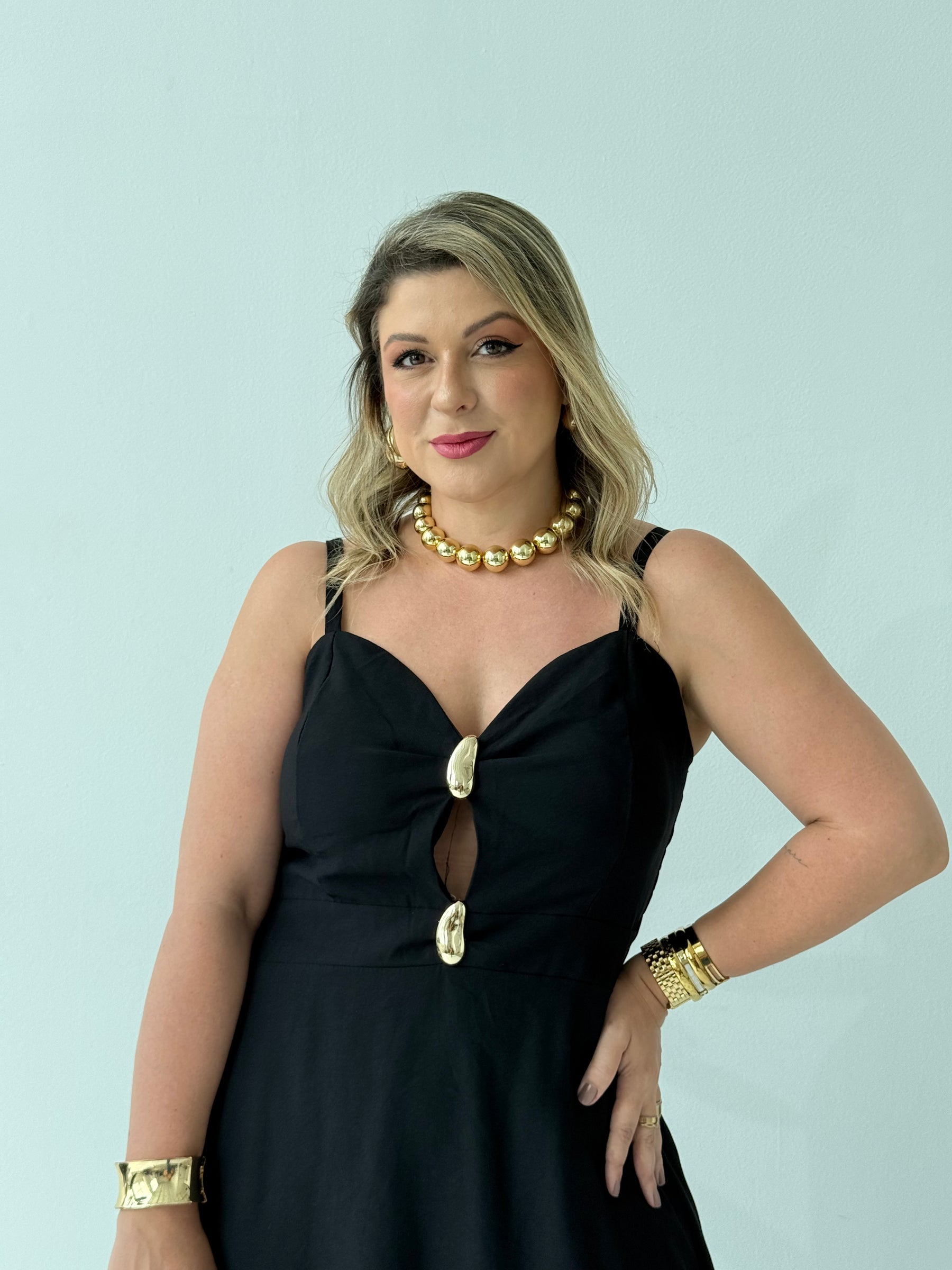 Vestido Tânia Preto – Sofisticação e Ajuste Perfeito em Cada Detalhe
