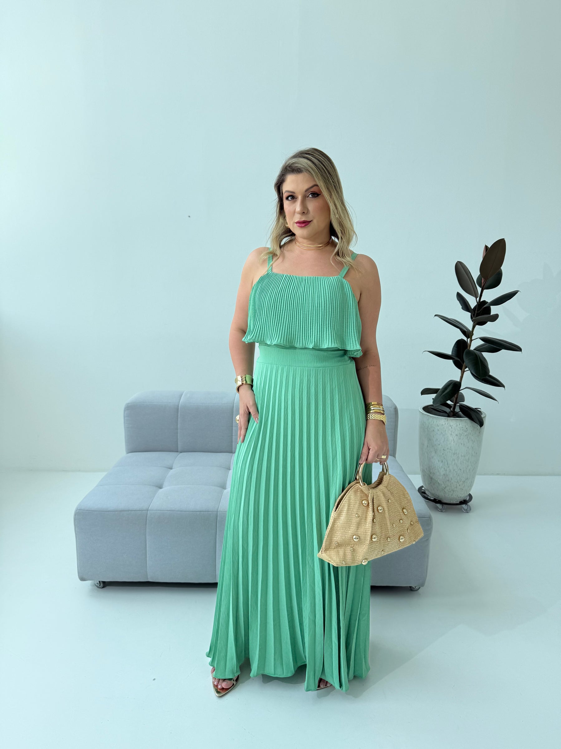 Vestido Plissado Larissa  verde – Leveza e Sofisticação com Movimento Natural
