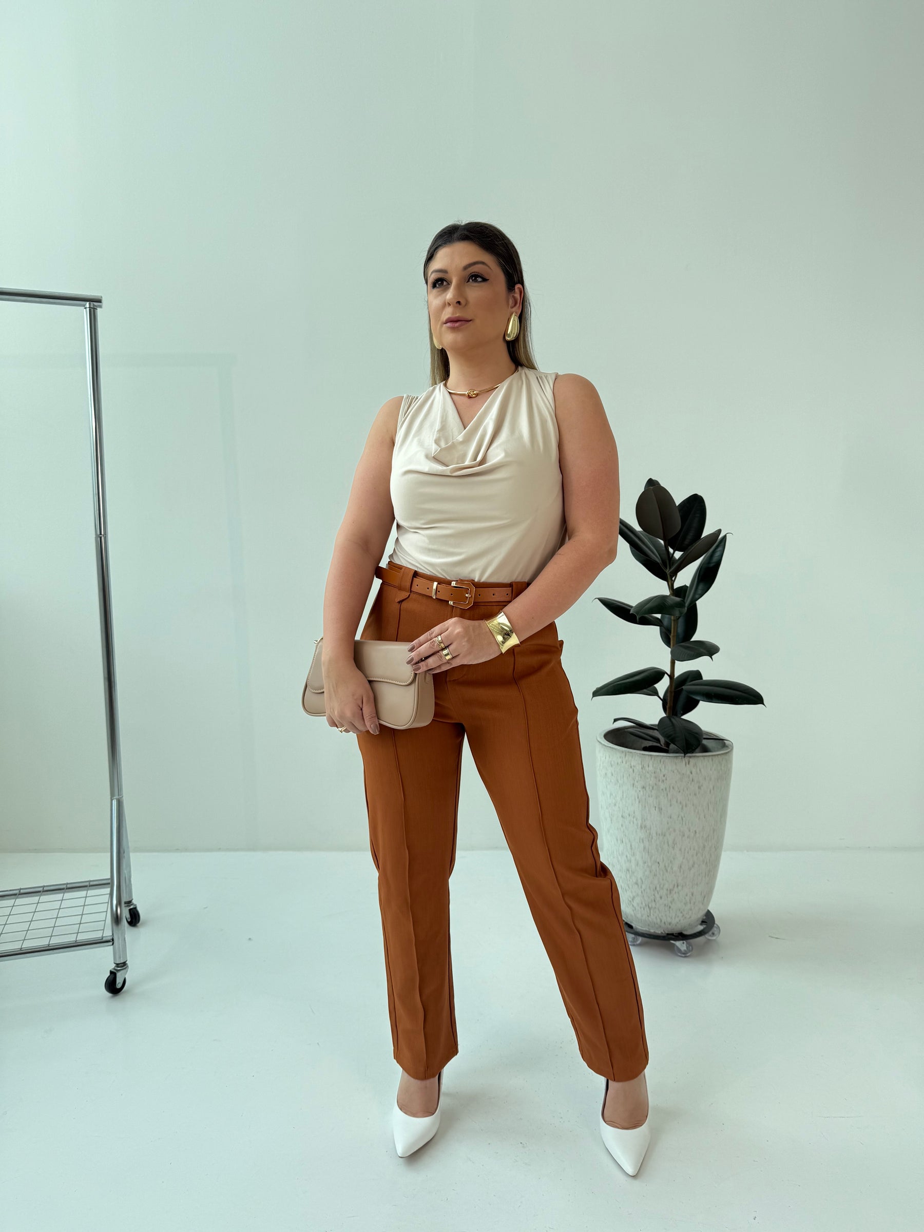 Blusa Roberta – Sofisticação e Conforto com Toque Contemporâneo