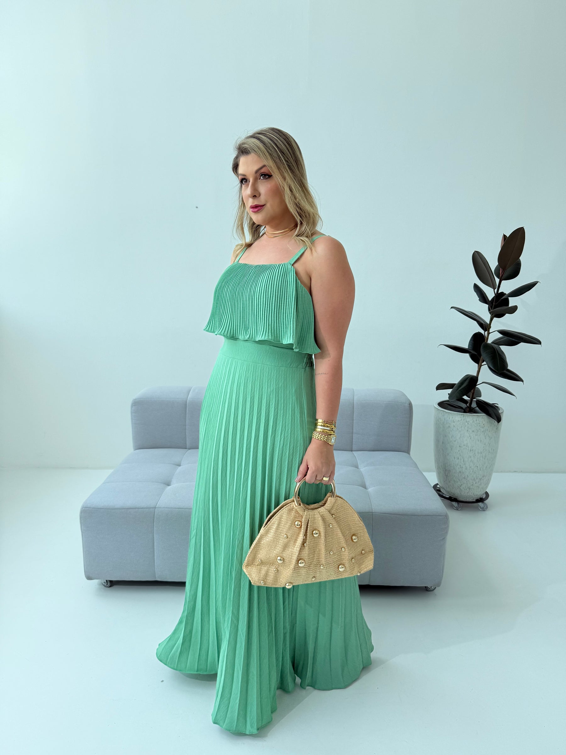 Vestido Plissado Larissa  verde – Leveza e Sofisticação com Movimento Natural