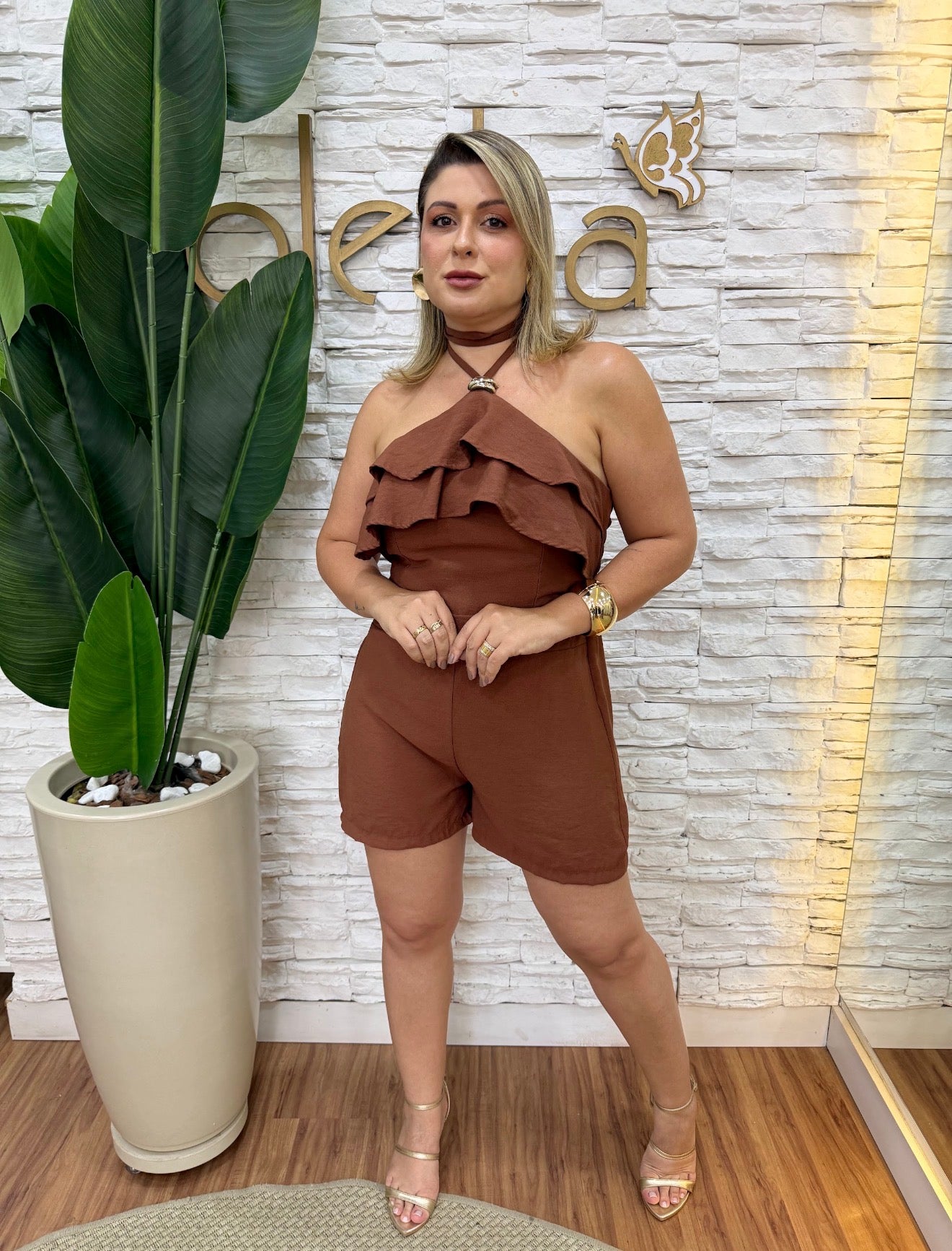 Macaquinho Marrant Elegance – Babado Metal Chic