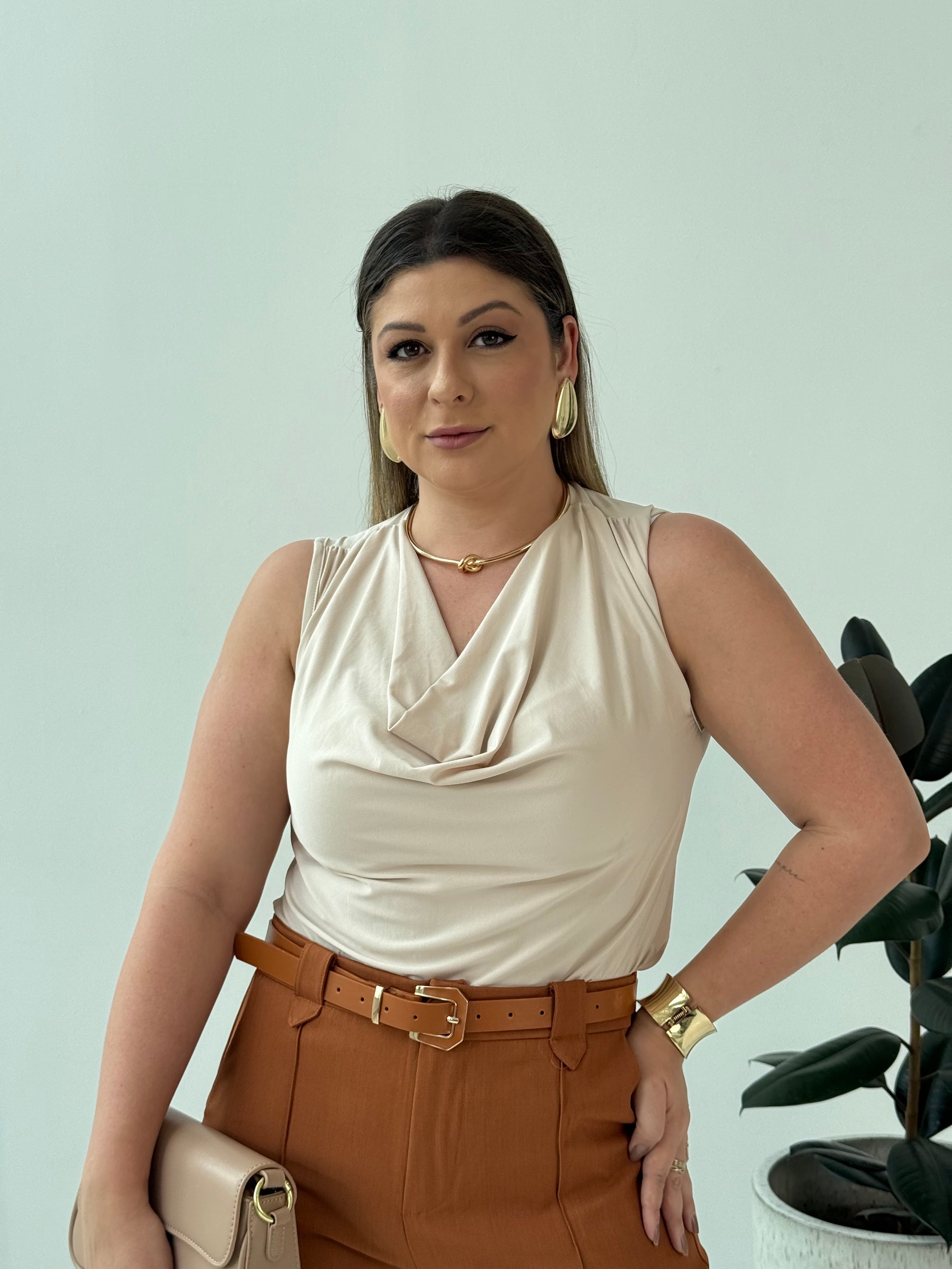 Blusa Roberta – Sofisticação e Conforto com Toque Contemporâneo