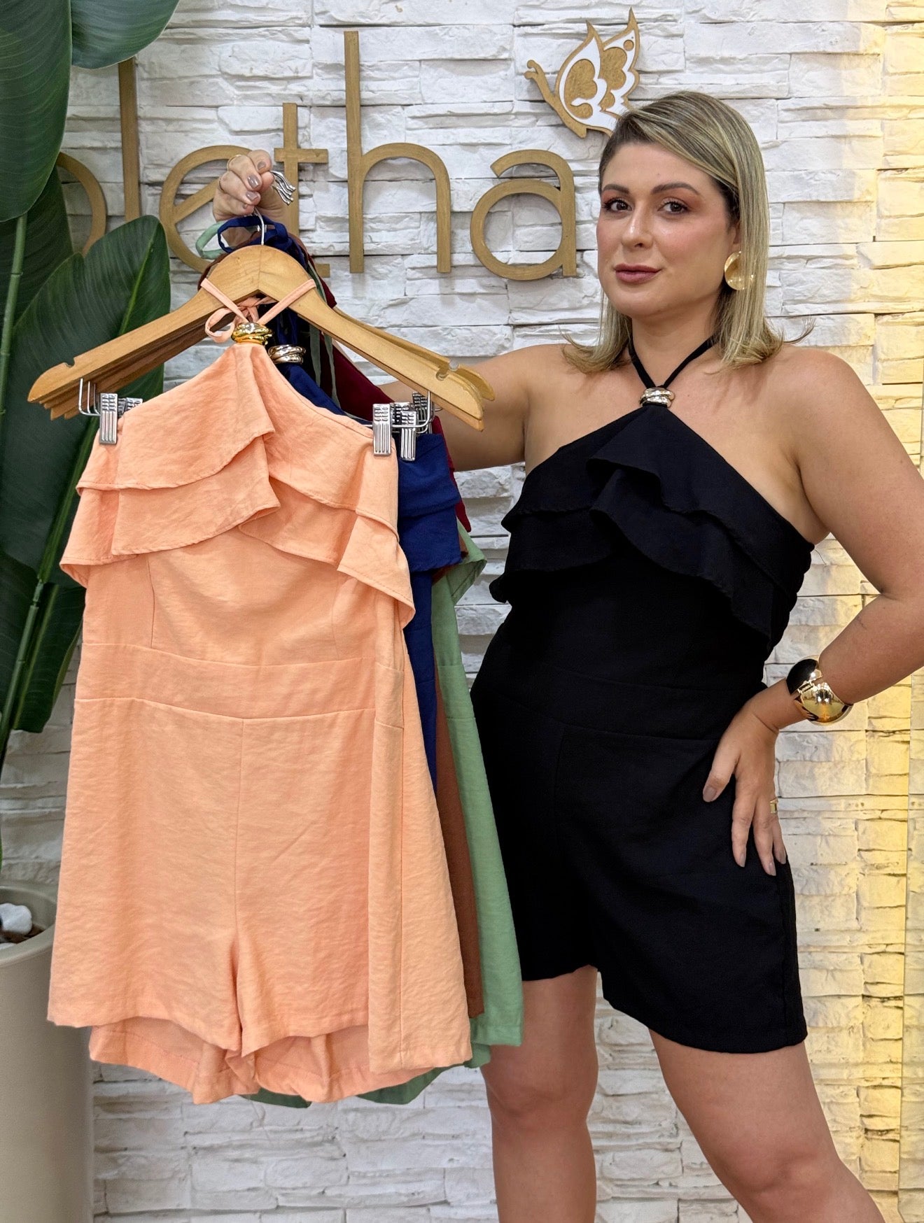 Macaquinho Marrant Elegance – Babado Metal Chic