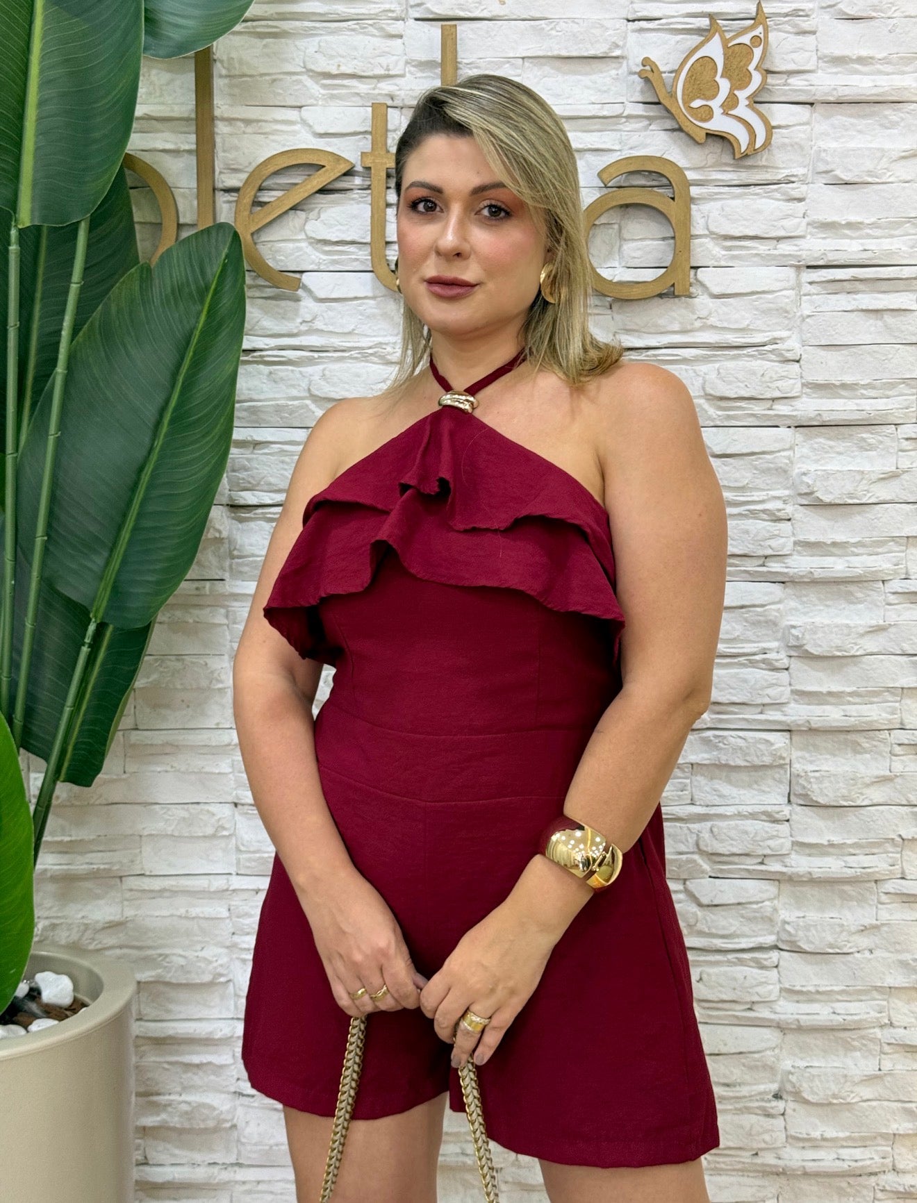 Macaquinho Marrant Elegance – Babado Metal Chic