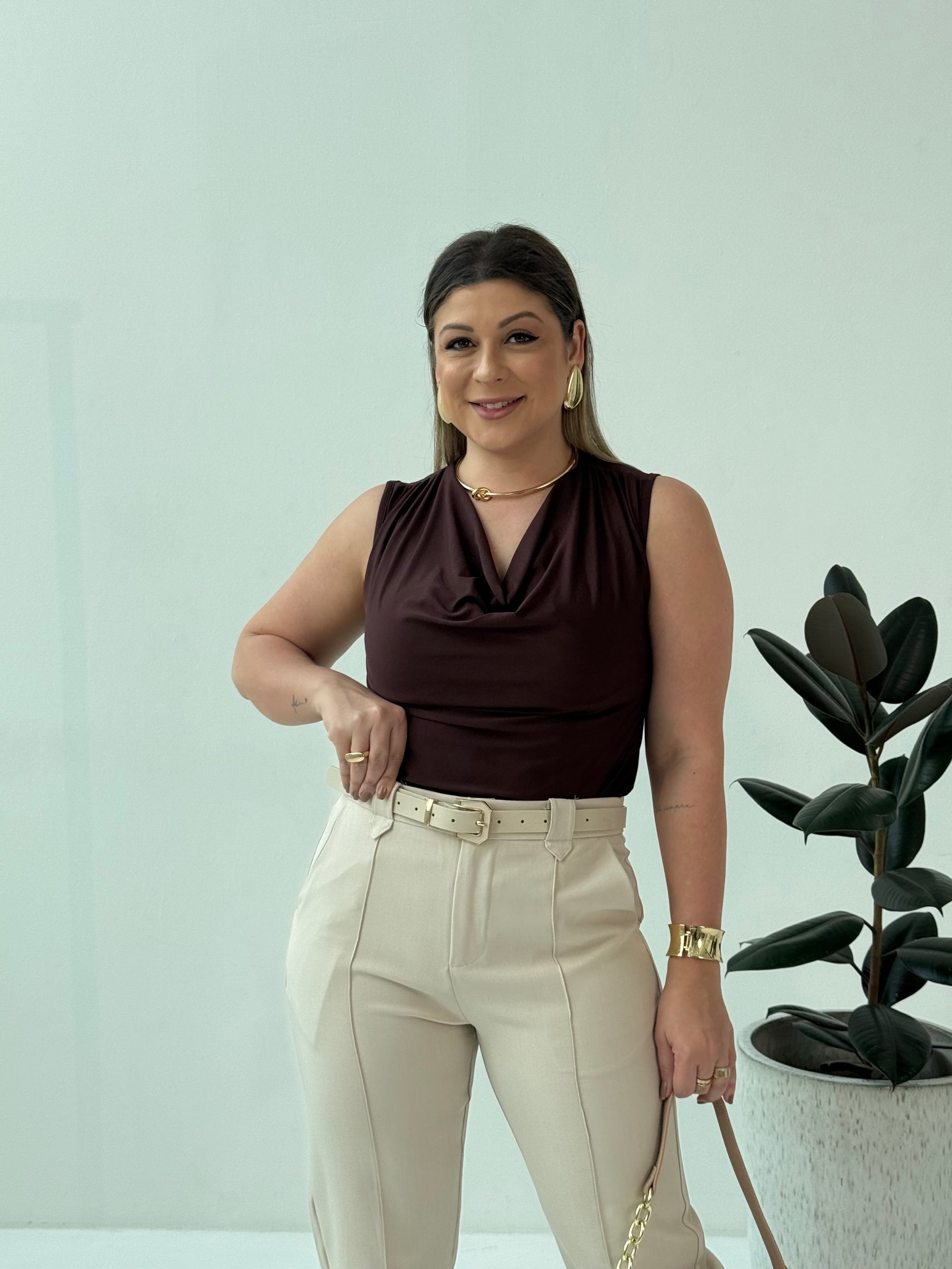 Blusa Roberta – Sofisticação e Conforto com Toque Contemporâneo