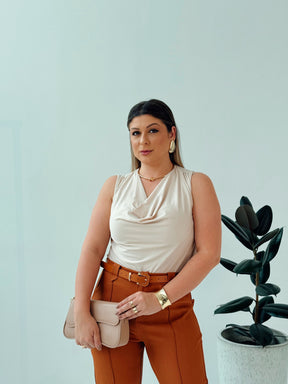 Blusa Roberta Nude – Elegância Minimalista com Drapeado Sofisticado