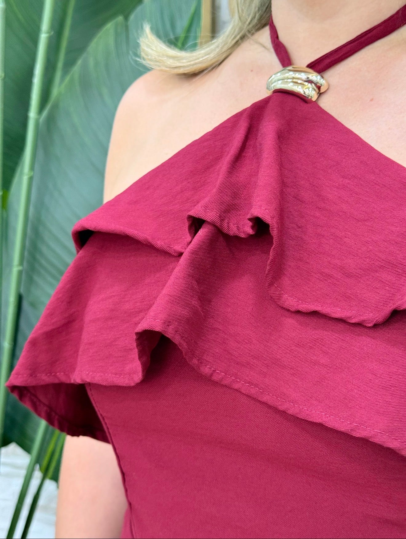 Macaquinho Marrant Elegance – Babado Metal Chic