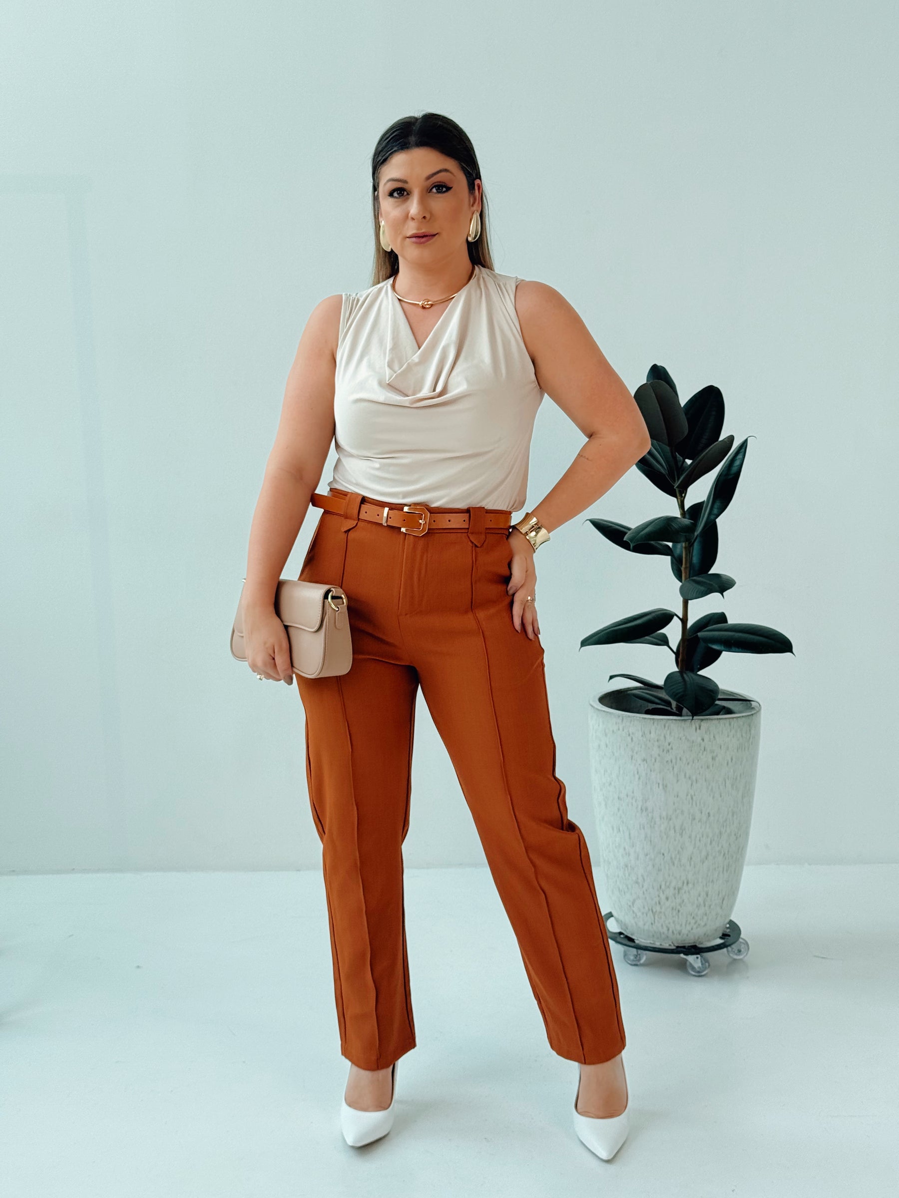 Blusa Roberta Nude – Elegância Minimalista com Drapeado Sofisticado