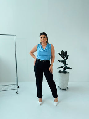 Blusa Roberta Azul – Elegância e Conforto em um Design Drapeado