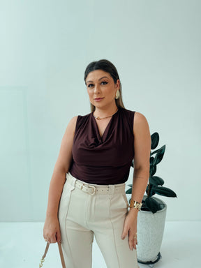 Blusa Roberta Marrom Escuro – Elegância e Sofisticação em Cada Detalhe