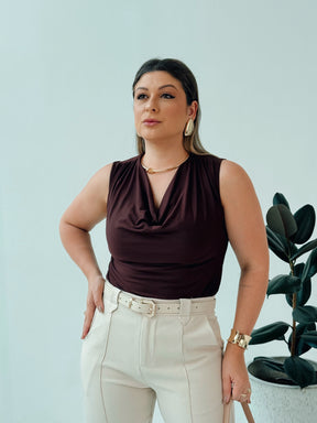 Blusa Roberta Marrom Escuro – Elegância e Sofisticação em Cada Detalhe