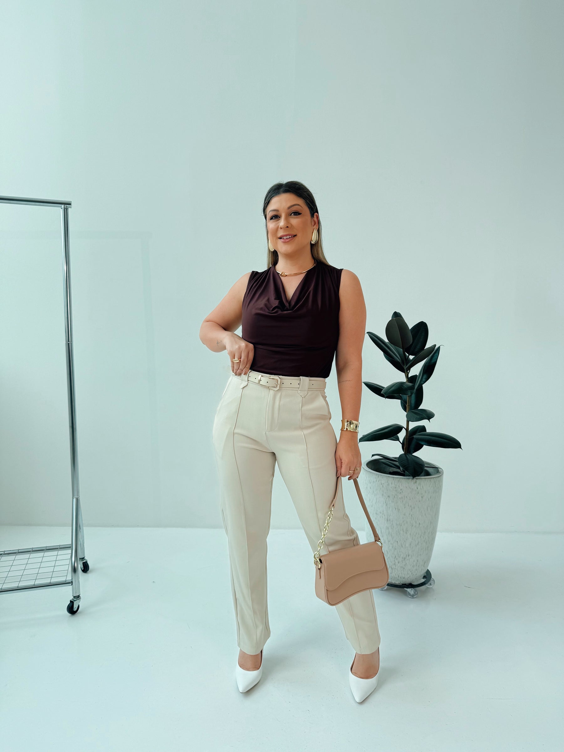 Blusa Roberta Marrom Escuro – Elegância e Sofisticação em Cada Detalhe