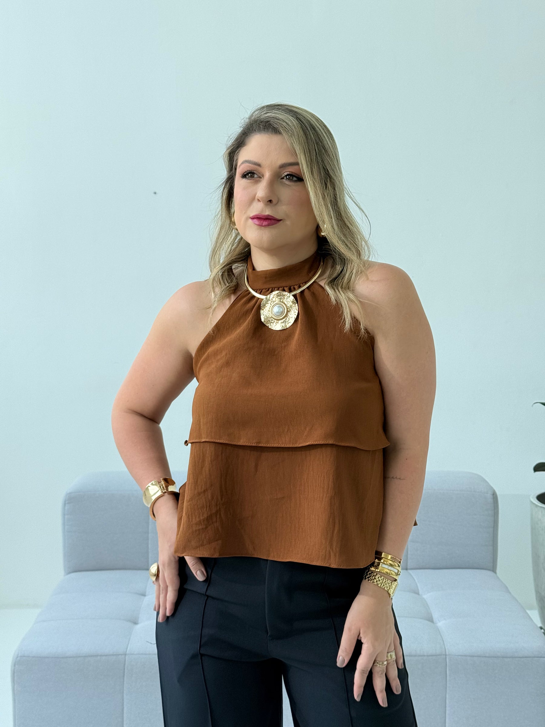 Blusa Lila Marrom – Elegância Contemporânea com Toque Natural