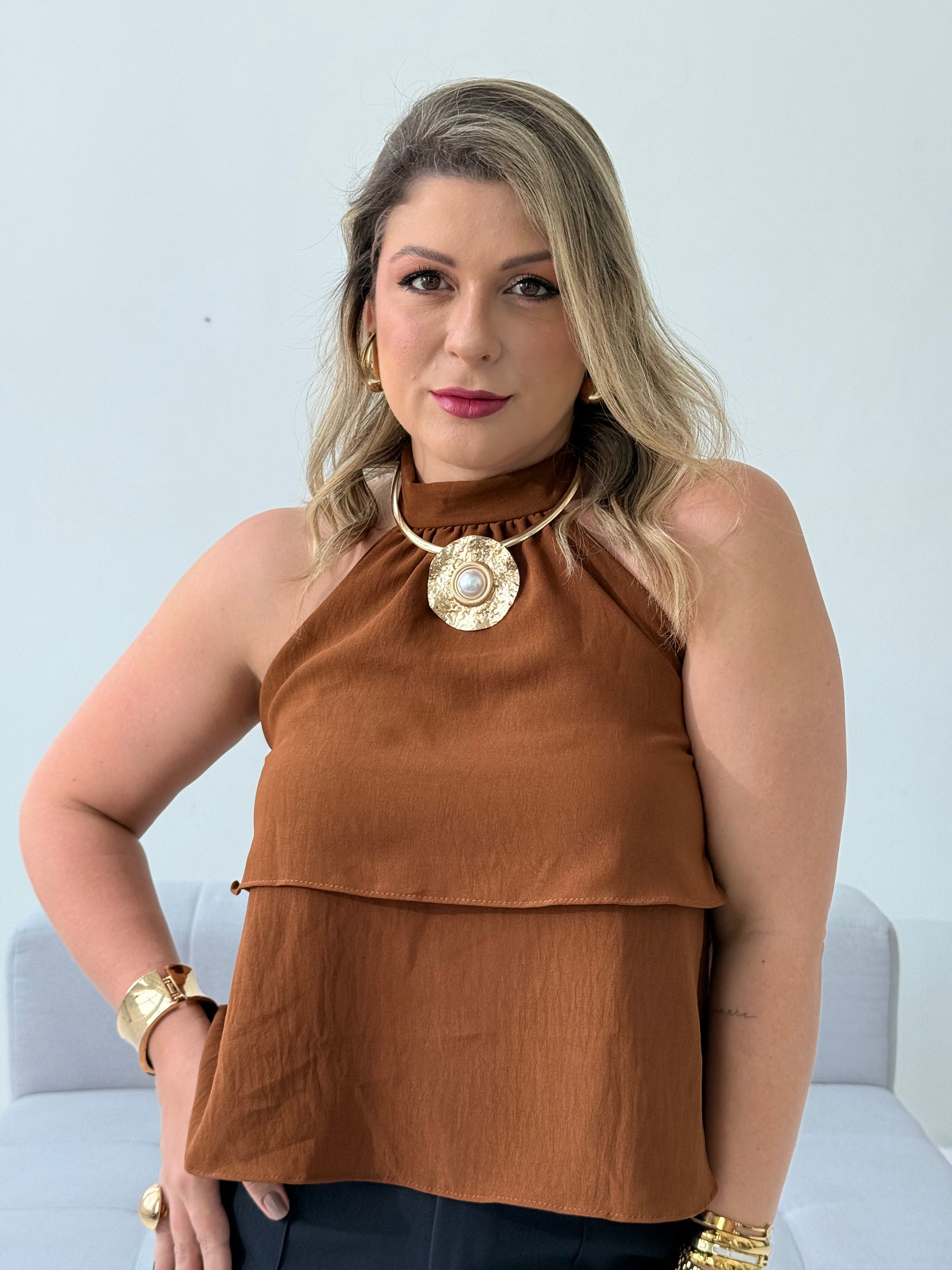 Blusa Lila Marrom – Elegância Contemporânea com Toque Natural