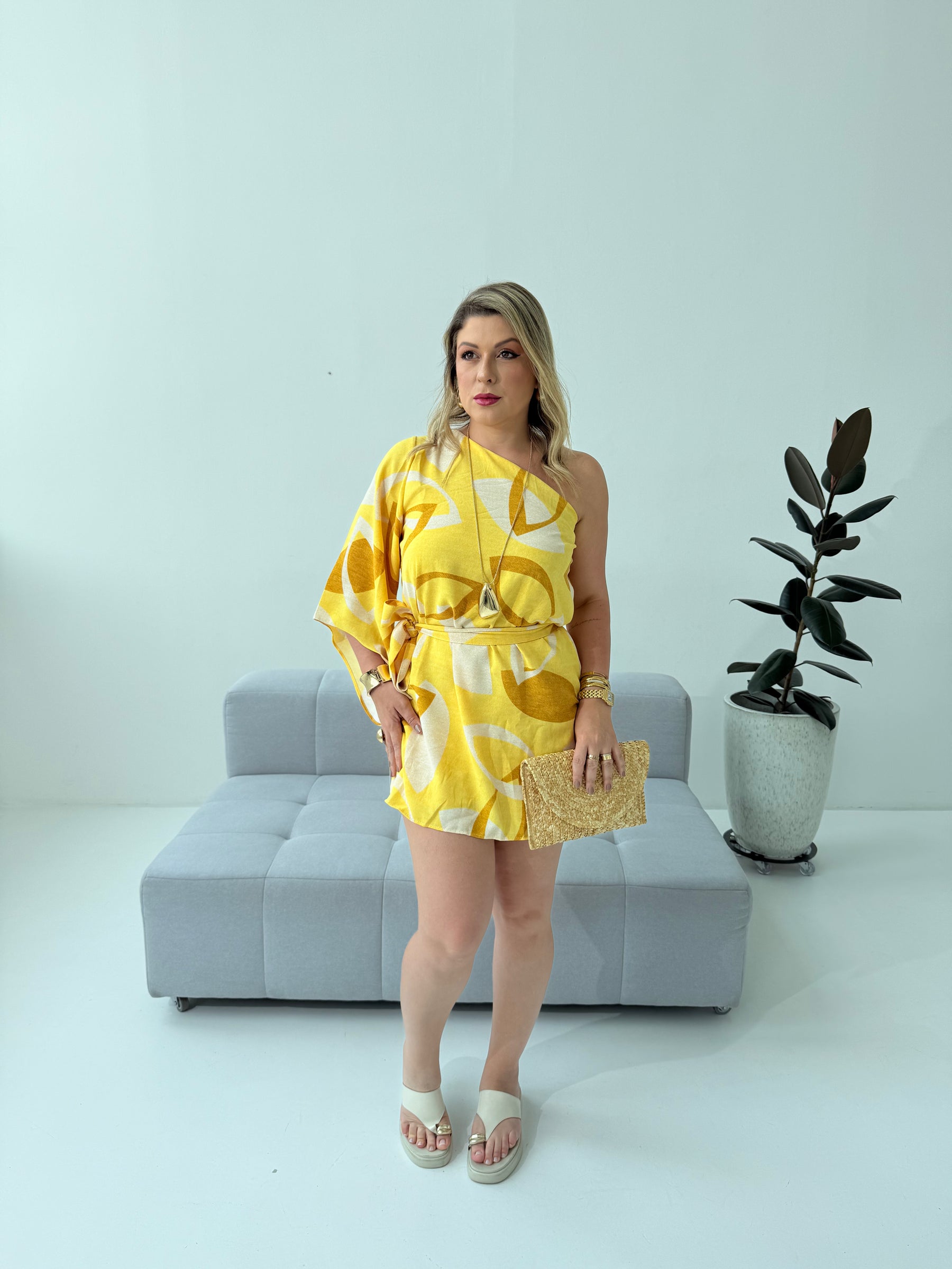 Macaquinho Aline Amarelo – Leveza, Conforto e Alegria em Cada Detalhe