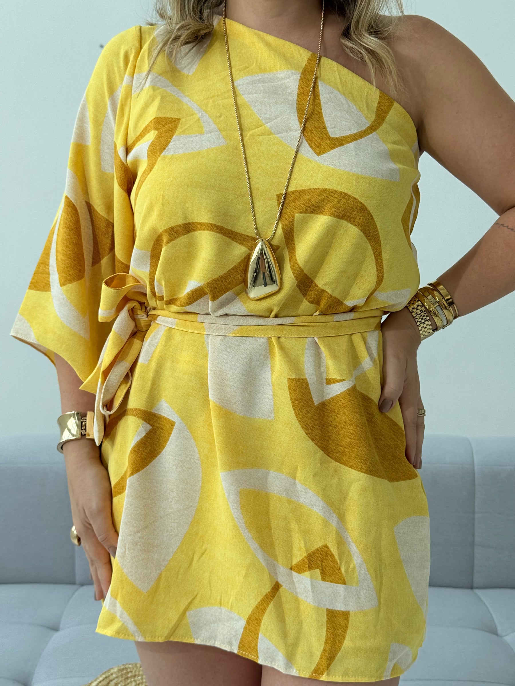 Macaquinho Aline Amarelo – Leveza, Conforto e Alegria em Cada Detalhe