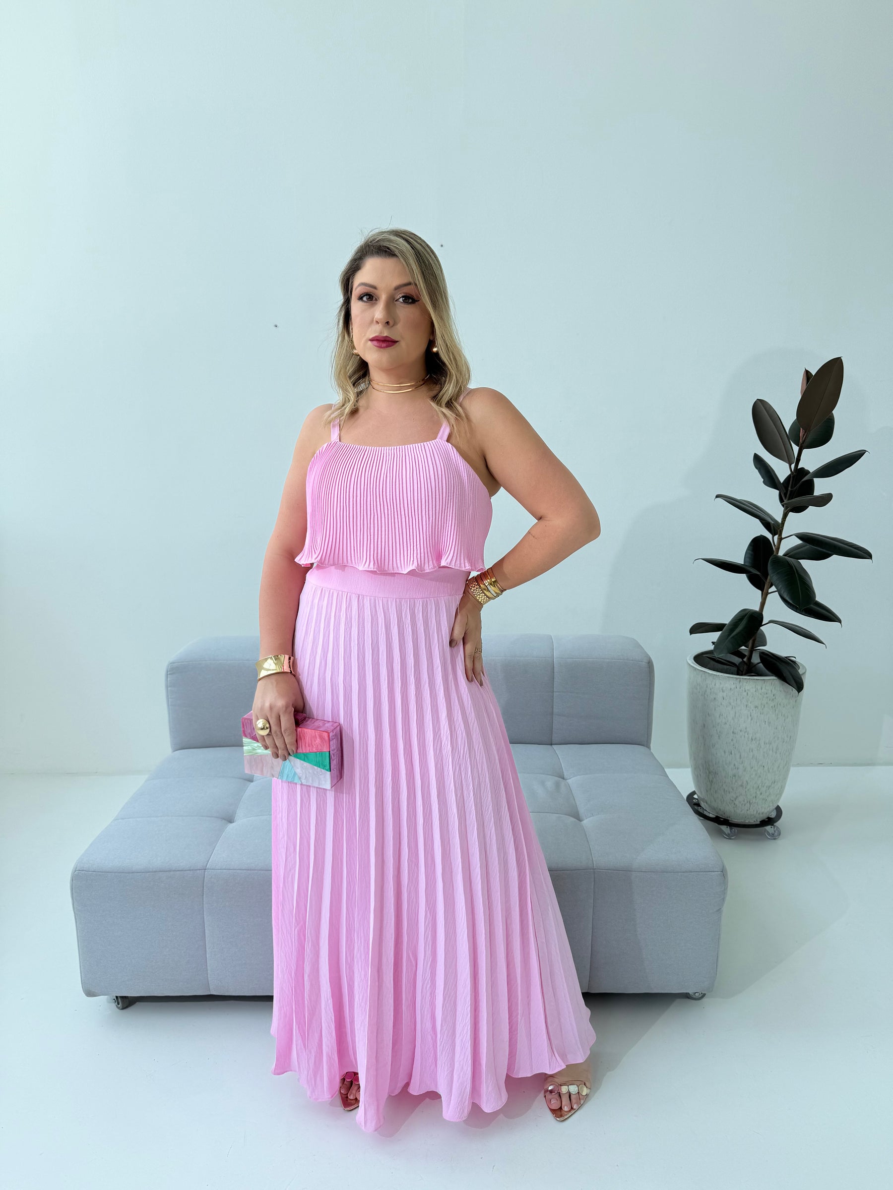 Vestido Plissado Larissa Rosa – Delicadeza, Sofisticação e Movimento em Cada Detalhe