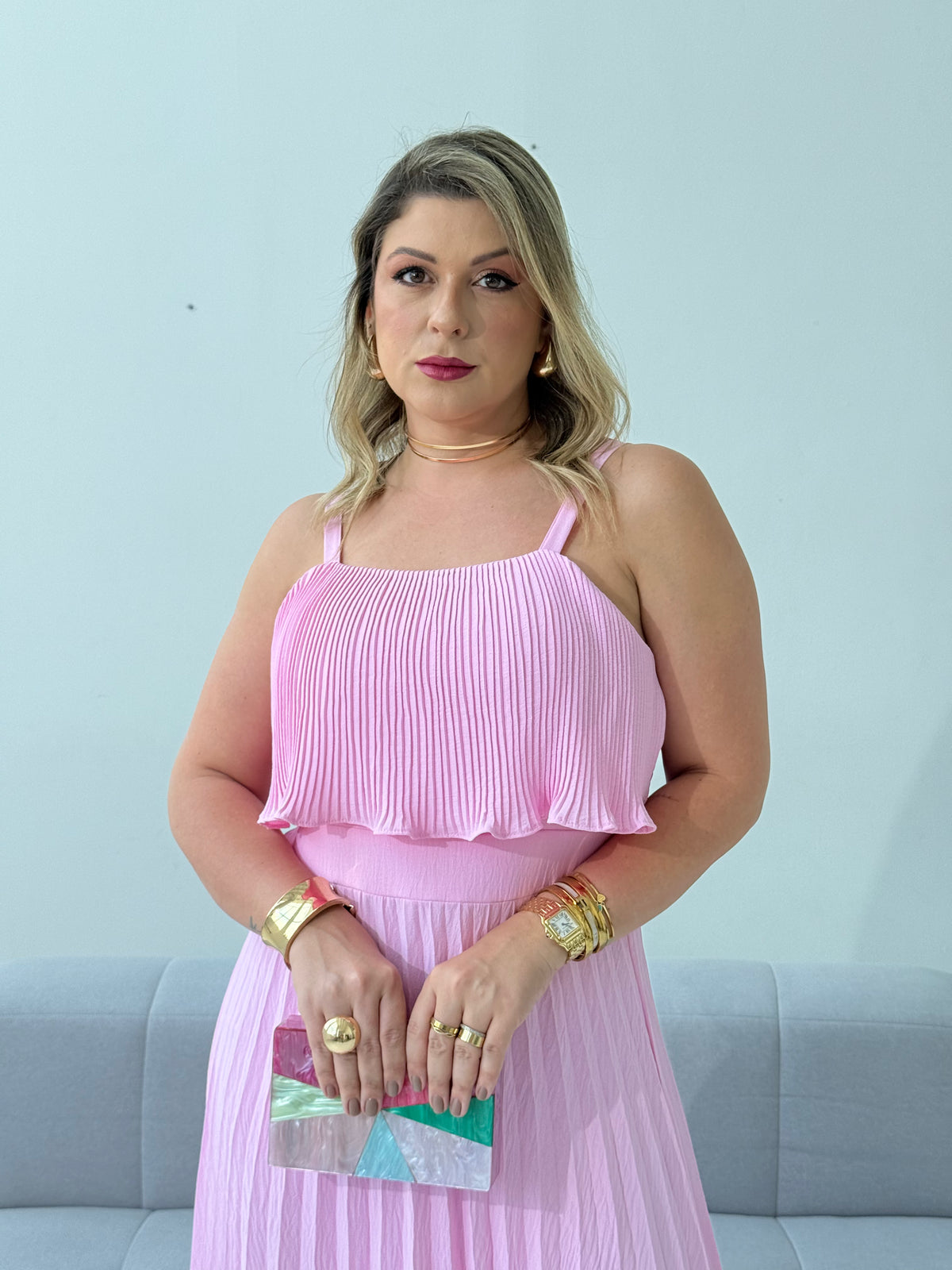 Vestido Plissado Larissa Rosa – Delicadeza, Sofisticação e Movimento em Cada Detalhe