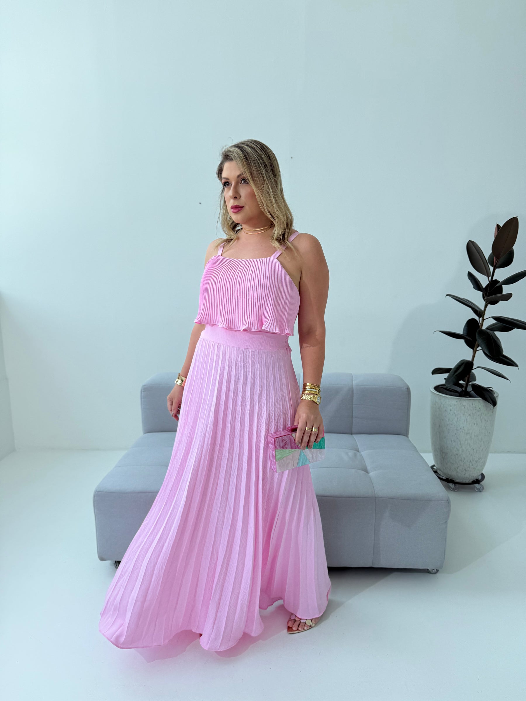 Vestido Plissado Larissa Rosa – Delicadeza, Sofisticação e Movimento em Cada Detalhe